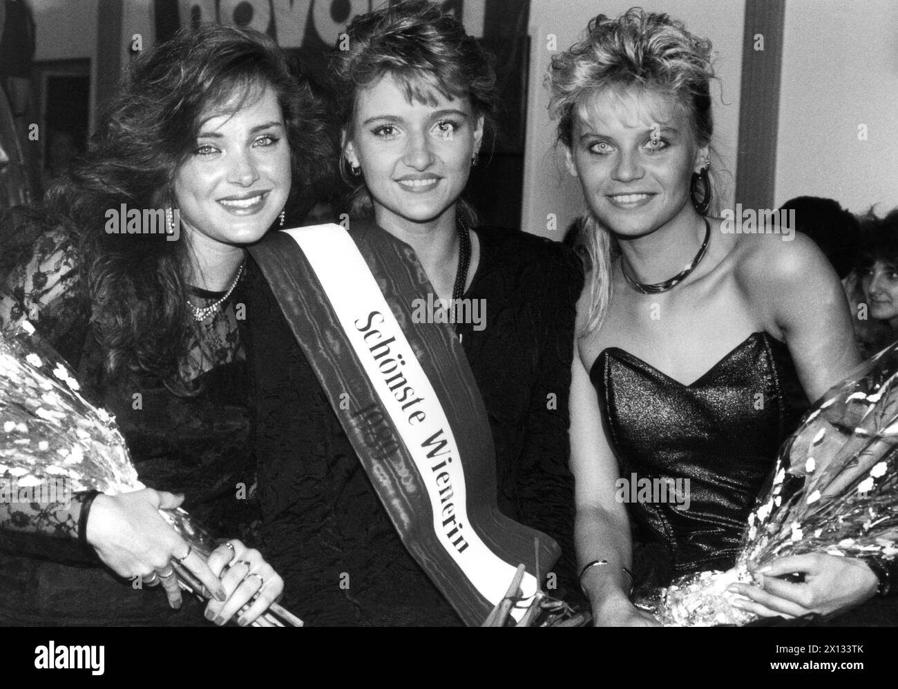 Concorso di bellezza regina a Vienna il 26 febbraio 1989. Nella foto: La donna più bella di Vienna, Susanne Bretterklieber (c.), insieme a Claudia Diesel (2° posto, r.) e Silvia Janisch (3° posto, l.), che è la fidanzata del portiere Franz Wolfarth. - 19890226 PD0007 - Rechteinfo: Diritti gestiti (RM) Foto Stock