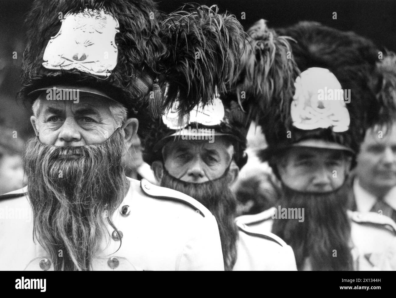 Scena al funerale dell'imperatrice Zita a Vienna il 1 aprile 1989. Uomini con diverse uniformi dell'ex monarchia e impressionanti barbe (sbagliate) scortano la bara dell'imperatrice. - 19890401 PD0023 - Rechteinfo: Diritti gestiti (RM) Foto Stock