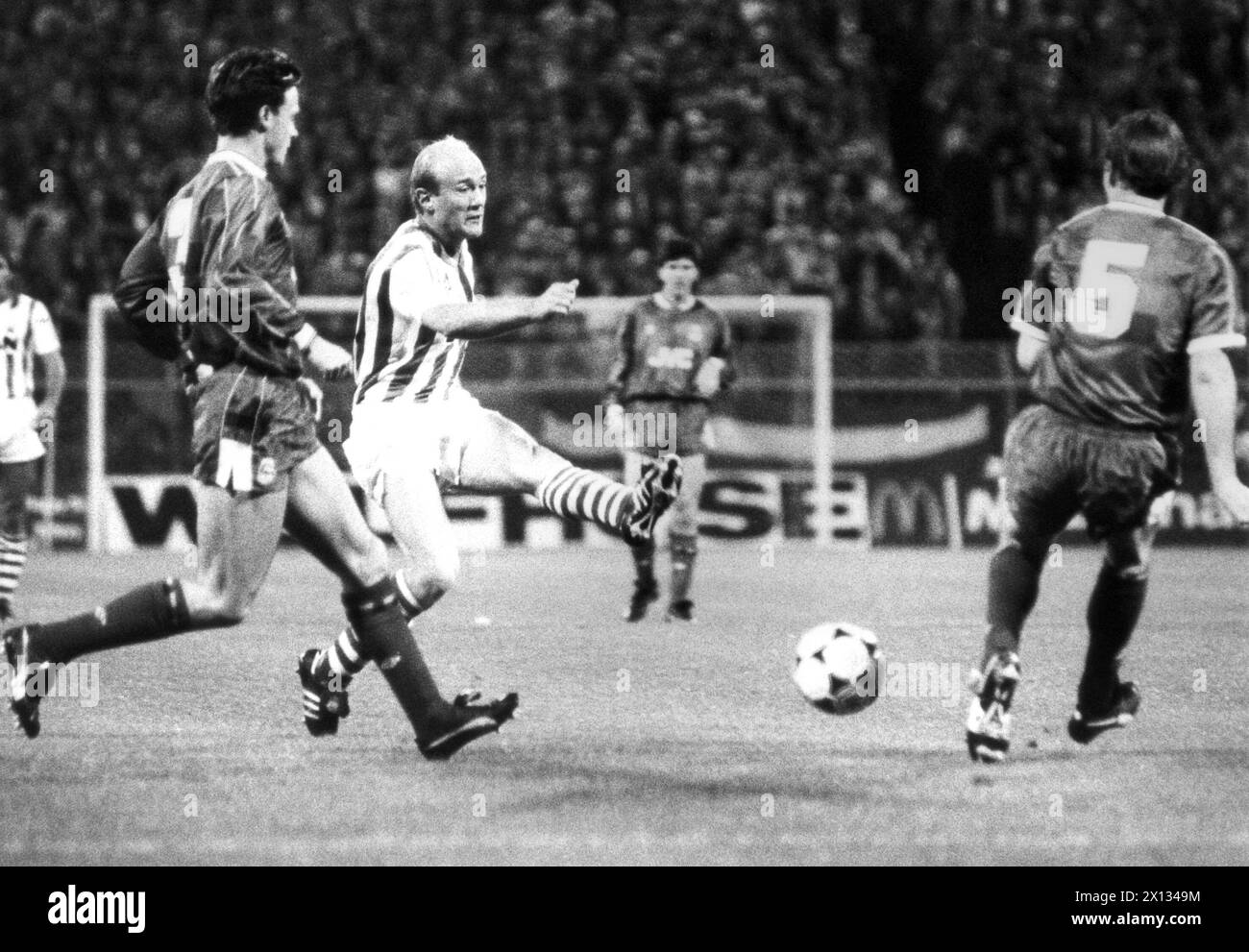 Vienna il 27 settembre 1989: Partita tra Rapid e Aberdeen alla Coppa UEFA di Vienna. Nella foto: Keglevits (c., Rapid) e Alex McLeish (r., Aberdeen). - 19890527 PD0002 - Rechteinfo: Diritti gestiti (RM) Foto Stock