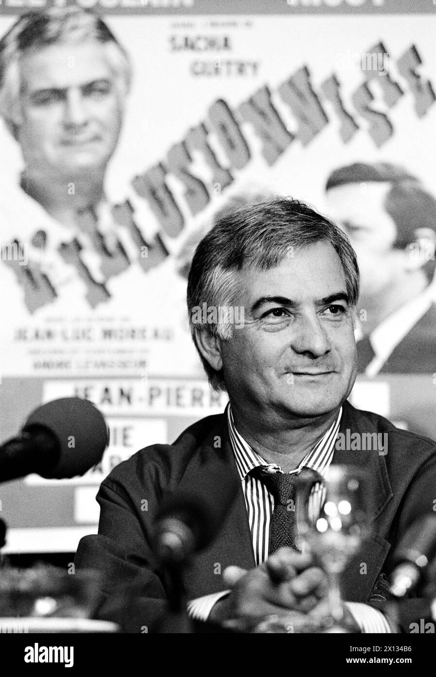 Jean-Claude Brialy durante una conferenza stampa tenutasi a Vienna il 21 giugno 1989. Dal 22 al 29 settembre, il Teatro inglese di Vienna è diventato il "Teatro Francais". Briahly ha dato una performance ospite nella commedia di Sacha Guitry "l'Illusioniste". - 19890621 PD0006 - Rechteinfo: Diritti gestiti (RM) Foto Stock