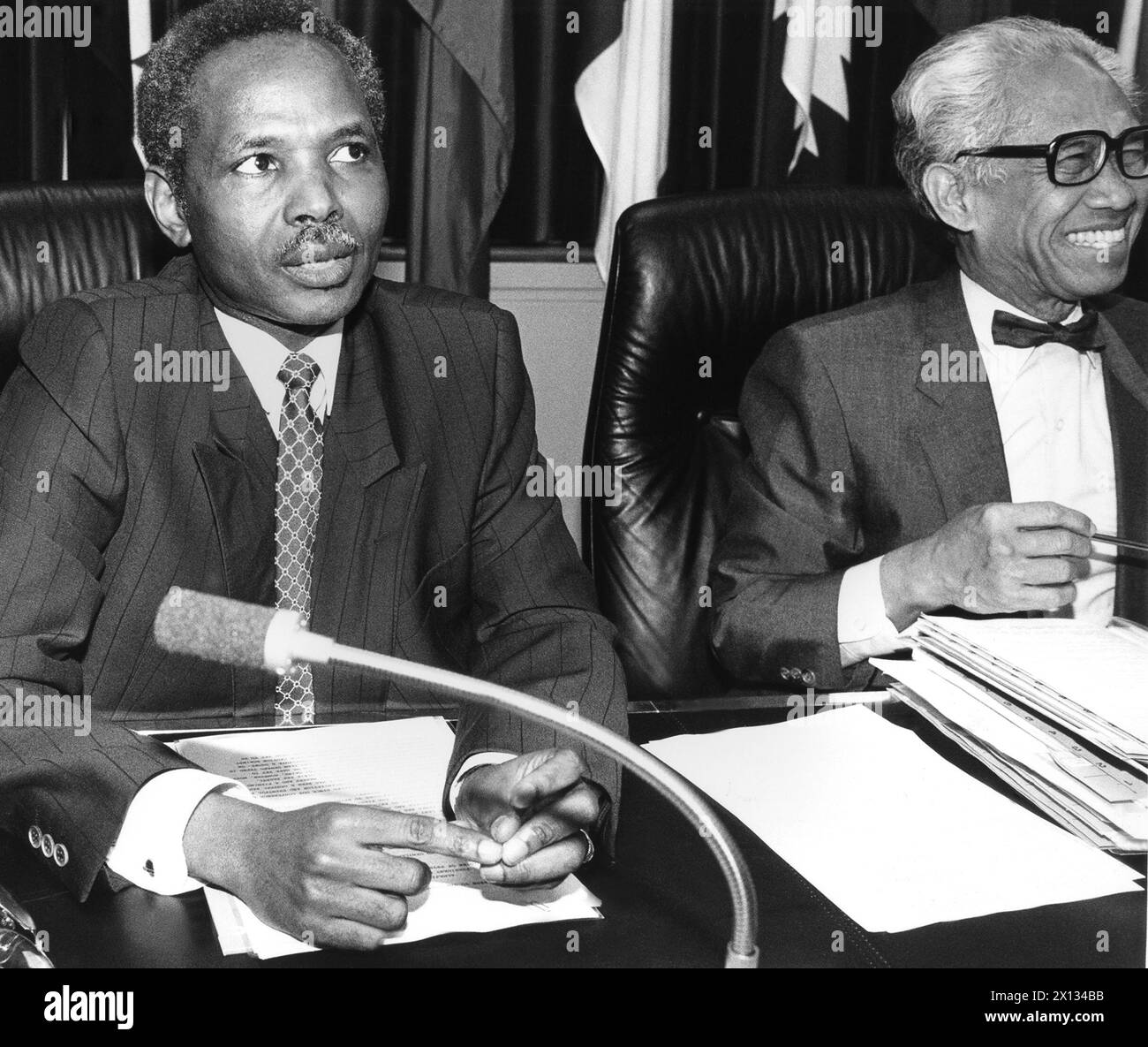 Apertura della 85a Conferenza ministeriale dell'OPEC a Vienna il 5 giugno 1989. Foto: Rilwanu Lukman (l.), Presidente della Conferenza e Ministro delle risorse petrolifere della Nigeria e Dr. Roberto Subroto. Segretario generale dell'OPEC all'inizio della riunione. - 19890605 PD0002 - Rechteinfo: Diritti gestiti (RM) Foto Stock