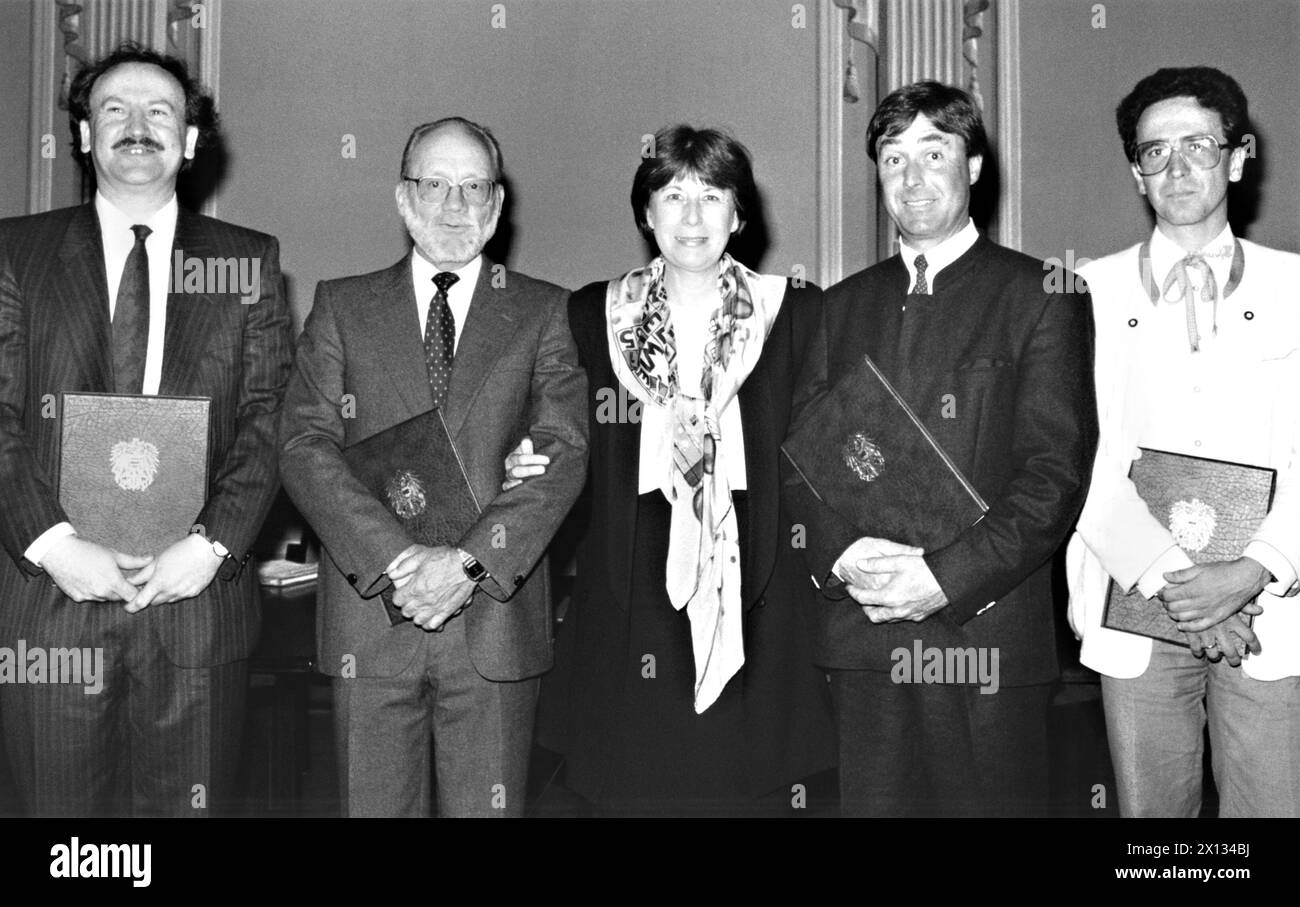 Vienna il 21 giugno 1989: Il ministro dell'ambiente austriaco Marilies Flemming (c.) ha assegnato il "Premio Konrad Lorenz", un premio ambientale dell'Accademia austriaca delle scienze a: (f.l.t.r) Peter Hasslacher (Associazione alpina austriaca), Clemens Huttner (redattore di "Salzburger Nachrichten"), Peter Nindl (sindaco di Neunkirchen a Salisburgo) e gli organizzatori del simposio "Transit Land Austria considerando come esempio Phyrn Highway", rappresentati da Josef Lueger. - 19890621 PD0004 - Rechteinfo: Diritti gestiti (RM) Foto Stock