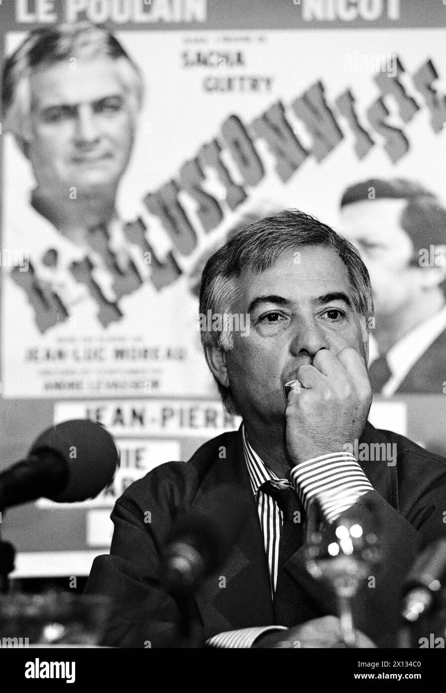 Jean-Claude Brialy durante una conferenza stampa tenutasi a Vienna il 21 giugno 1989. Dal 22 al 29 settembre, il Teatro inglese di Vienna è diventato il "Teatro Francais". Briahly ha dato una performance ospite nella commedia di Sacha Guitry "l'Illusioniste". - 19890621 PD0005 - Rechteinfo: Diritti gestiti (RM) Foto Stock