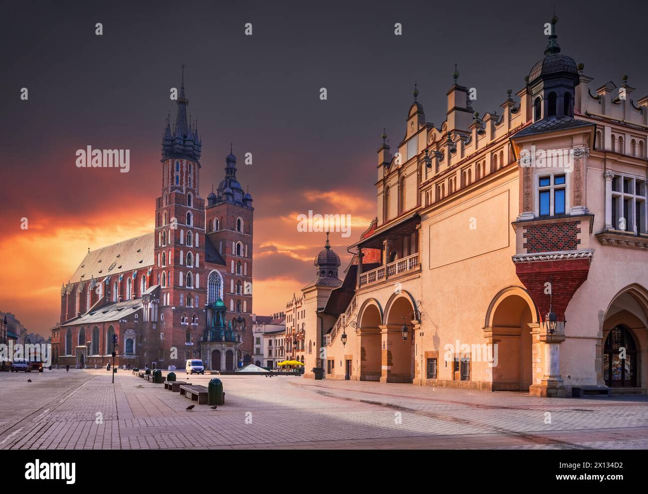 Cracovia, Polonia. Panorama panoramico al crepuscolo con Piazza Ryenek, Cracovia storica. Bazylika Mariacka, il Municipio e la Torre del Municipio Foto Stock