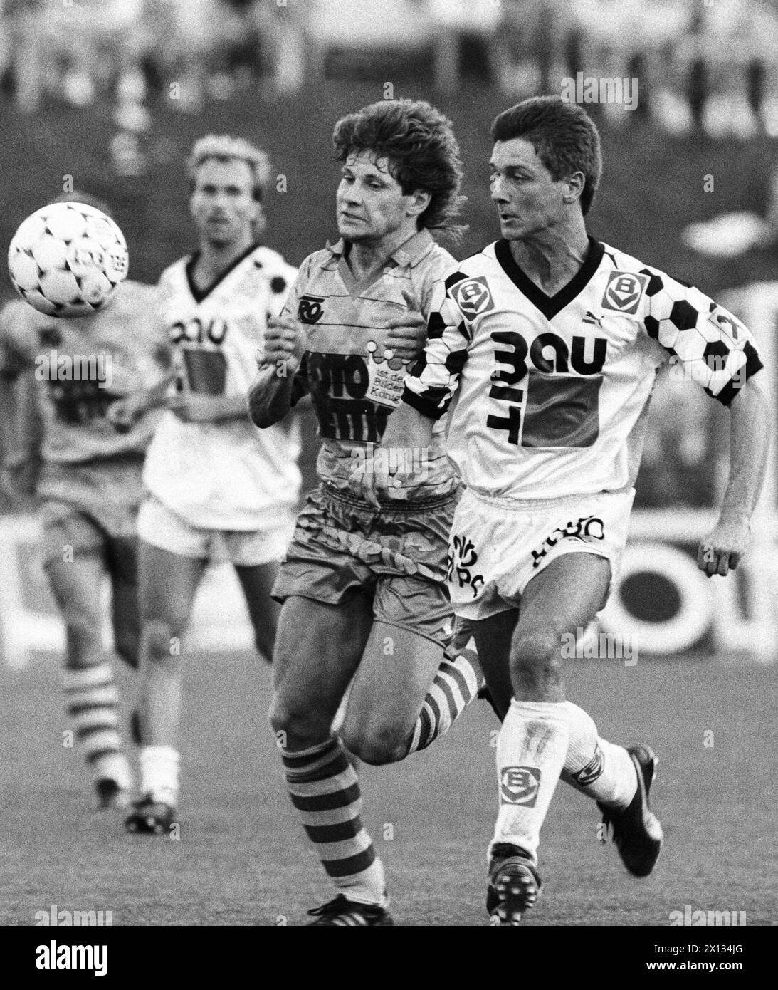 Andreas Heraf (l.) e Herbert Oberhofer (r.) combattono per il ballo durante la partita di calcio Admira vs Vienna del 16 agosto 1989. - 19890816 PD0006 - Rechteinfo: Diritti gestiti (RM) Foto Stock