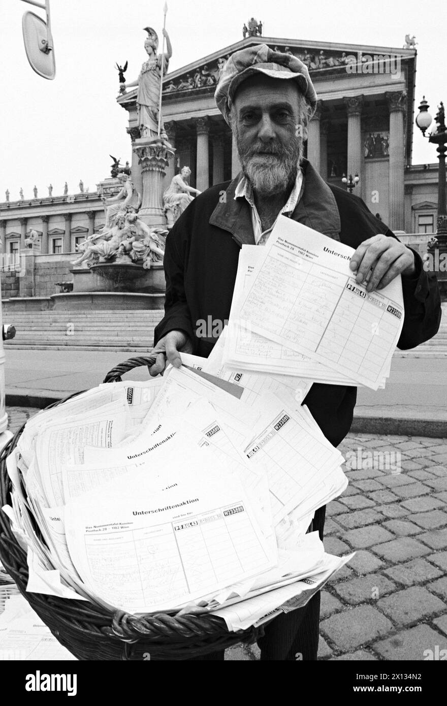 Vienna il 27 settembre 1989: L'artista Friedensreich Hundertwasser ha consegnato 235,000 firme per le sue targhe ai presidenti delle frazioni parlamentari. Nella foto: Hundertwasser con le liste delle firme. - 19890927 PD0016 - Rechteinfo: Diritti gestiti (RM) Foto Stock