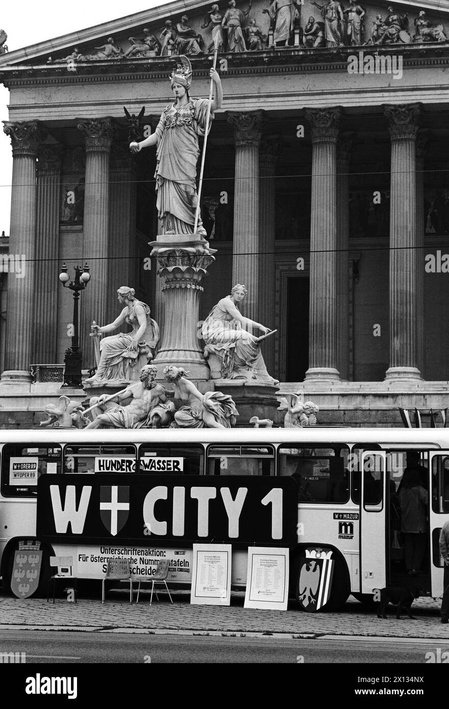 Vienna il 27 settembre 1989: L'artista Friedensreich Hundertwasser ha consegnato 235,000 firme per le sue targhe ai presidenti delle frazioni parlamentari. Nella foto: L'autobus austriaco di Hundertwasser davanti al parlamento. - 19890927 PD0015 - Rechteinfo: Diritti gestiti (RM) Foto Stock