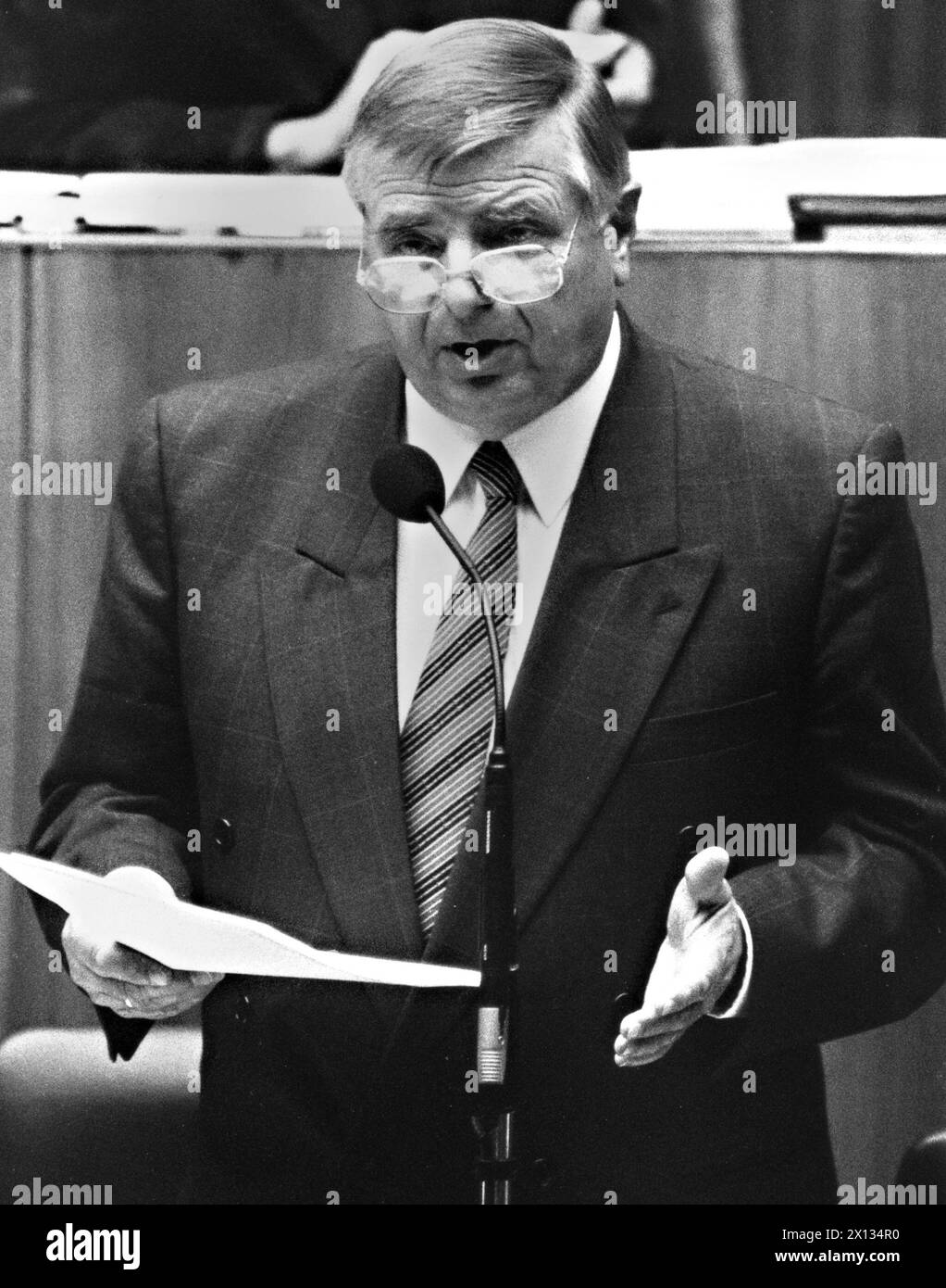 Il ministro della giustizia austriaco Egmont Foregger, catturato durante una riunione del Consiglio nazionale a Vienna il 27 settembre 1989. - 19890927 PD0009 - Rechteinfo: Diritti gestiti (RM) Foto Stock