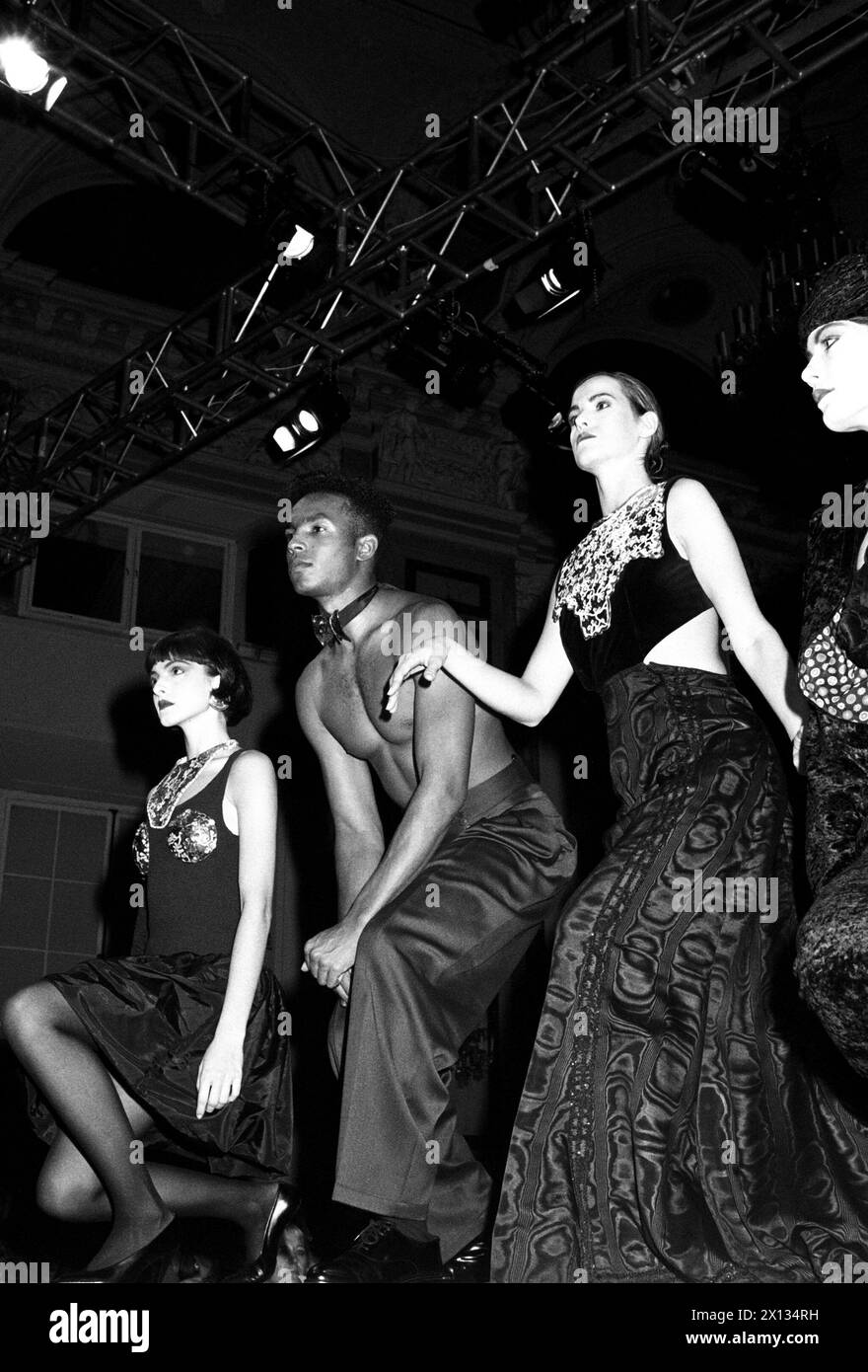 Vienna il 31 ottobre 1989: 33 stilisti europei presentano le loro collezioni alla seconda fiera di moda d'avanguardia "offline Vienna" a Hofburg. - 19891031 PD0009 - Rechteinfo: Diritti gestiti (RM) Foto Stock