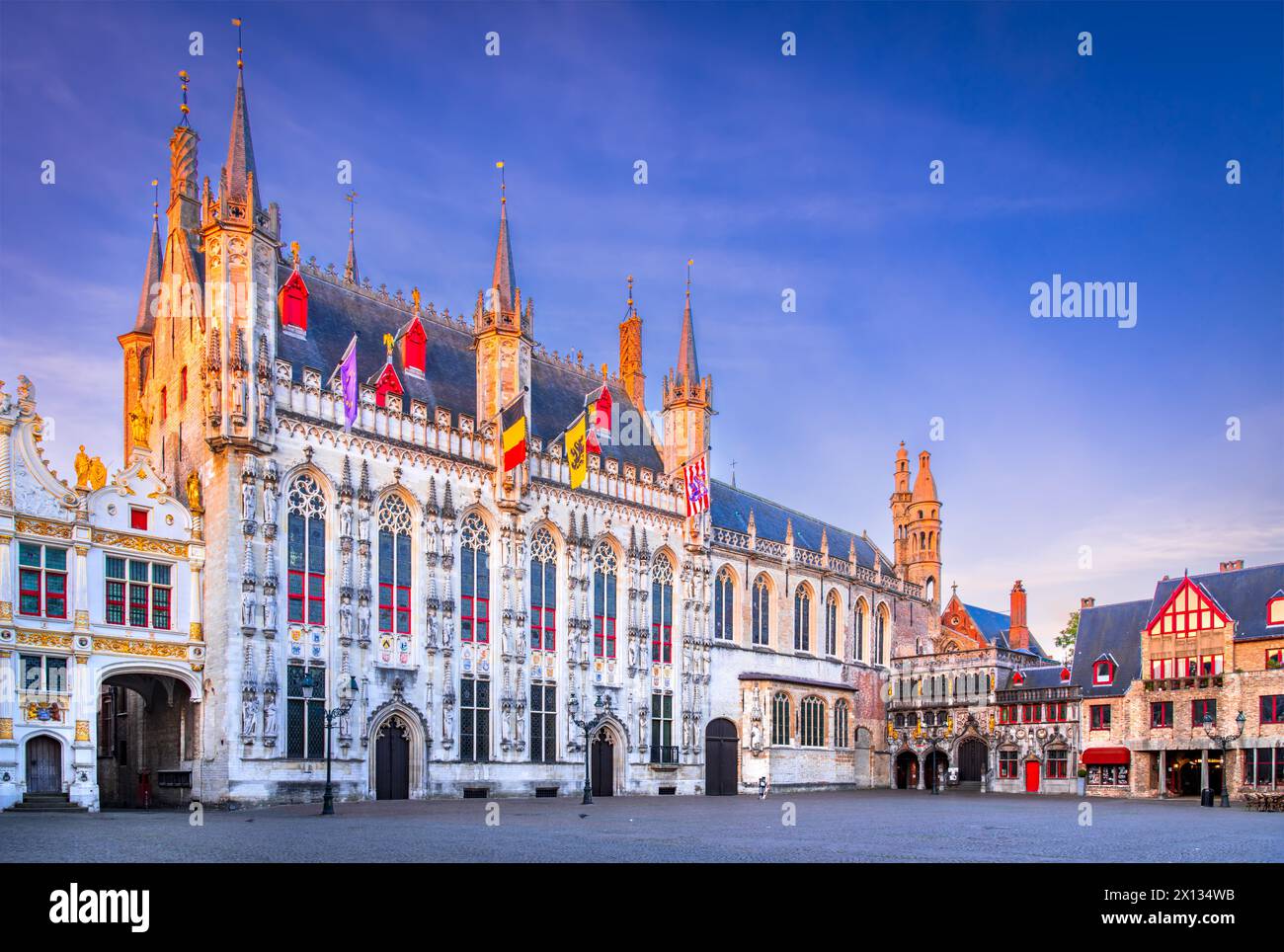 Bruges, Belgio. De Burg, splendida piazza medievale, paesaggio urbano della regione storica delle Fiandre. Foto Stock