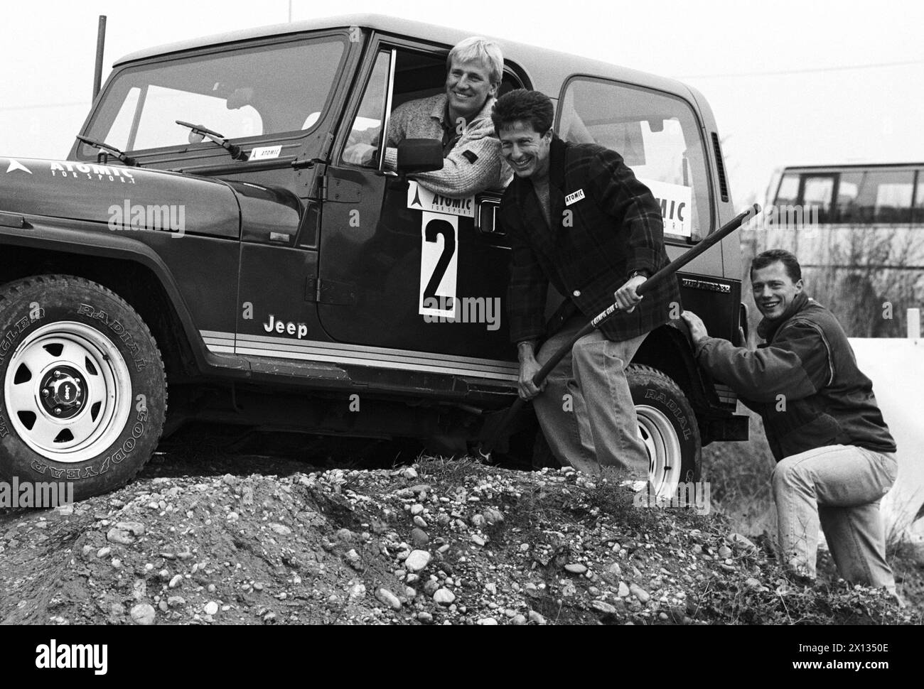 Hagenbrunn il 9 novembre 1989: L'azienda sciistica austriaca "Atomic" ha presentato le sue "stelle dello sci" per la prossima stagione in una gara 4WD. Nella foto: Rudi Nierlich, Hans Enn e Michael Tritscher. - 19891109 PD0016 - Rechteinfo: Diritti gestiti (RM) Foto Stock