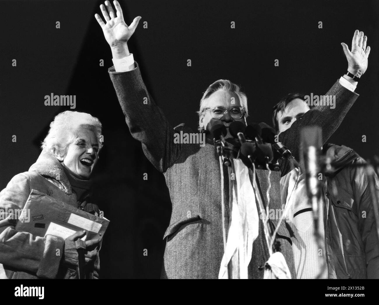 Bratislava il 1 dicembre 1989: Circa 200,000 cittadini di Bratislava hanno partecipato a una manifestazione per una maggiore democrazia nel loro stato. I rappresentanti della politica austriaca promettevano la loro solidarietà. Nella foto: Il ministro austriaco della scienza Erhard Busek (r.) e Freda Meissner-Blau (l.) si uniscono al rally. - 19891201_PD0015 - Rechteinfo: Diritti gestiti (RM) Foto Stock