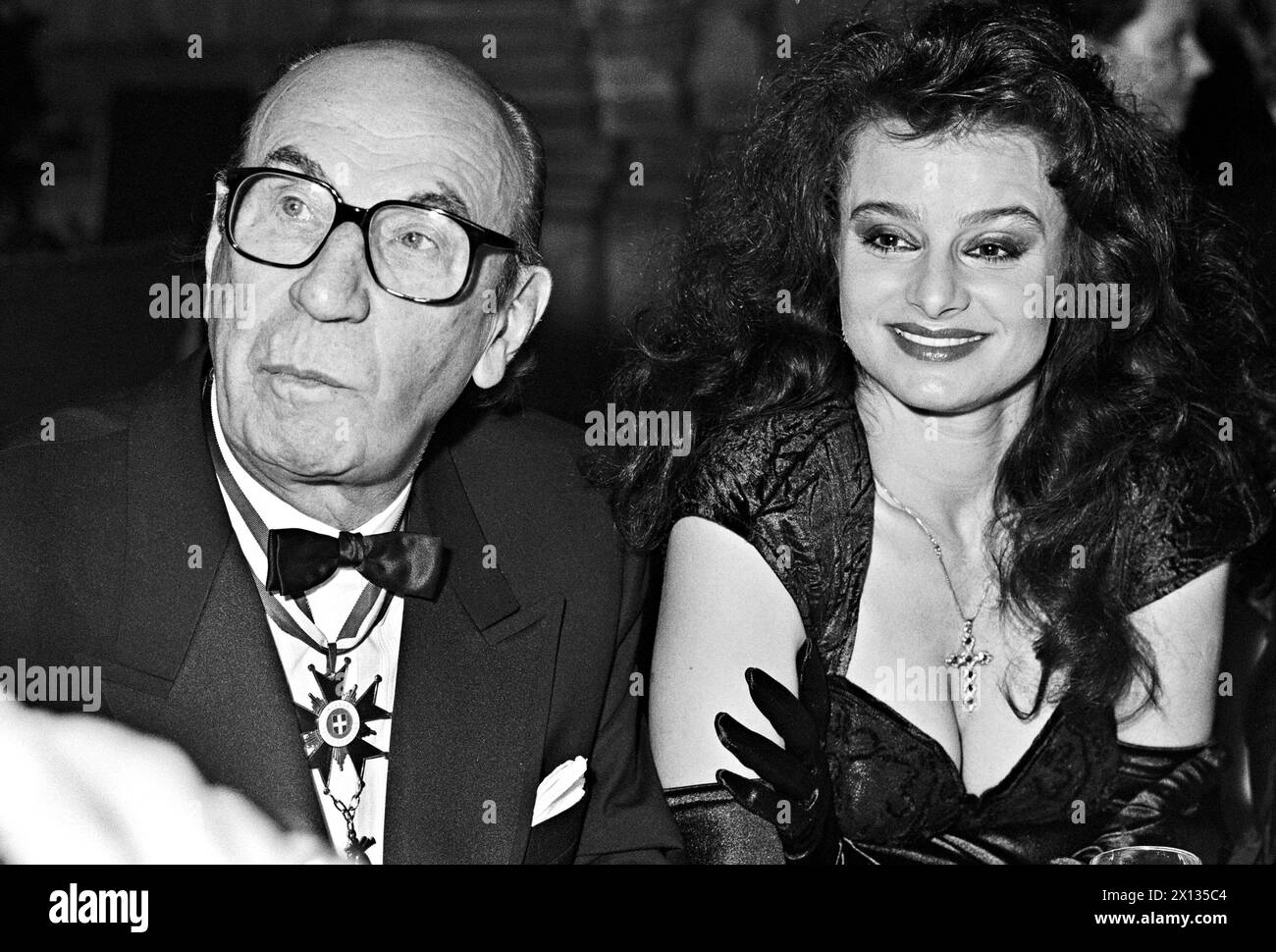 Premio "Lieber Augustin" a Vienna il 17 febbraio 1990. Nella foto: Direttore Franz Antel con scorta sconosciuta. - 19900217 PD0007 - Rechteinfo: Diritti gestiti (RM) Foto Stock