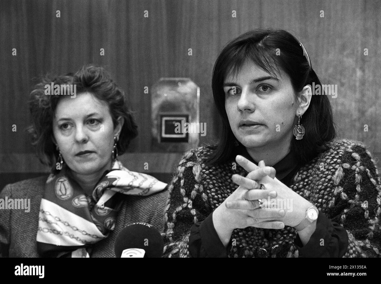 Conferenza stampa del Partito Verde austriaco a Vienna il 6 marzo 1990: Madeleine Petrovic (r.) e Sonja Puntscher-Riekmann hanno presentato i loro piani per una politica verde a Vienna. - 19900306 PD0009 - Rechteinfo: Diritti gestiti (RM) Foto Stock