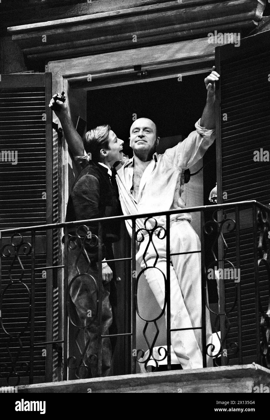 Vienna il 27 marzo 1990: Prova finale dell'opera teatrale di Lope de Vega "i cavalieri di Mirakel", messa in scena da Wilfried Baasner nel Volkstheater di Vienna. Nella foto: Margaretha Gartner nel ruolo di "Tristan" e Wilfried Baasner nel ruolo di "Lutzmann". - 19900327 PD0004 - Rechteinfo: Diritti gestiti (RM) Foto Stock