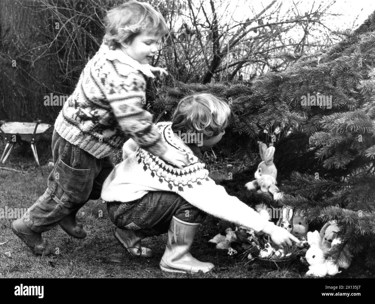Due bambini scoprono il loro "nido di pasqua", catturato a Salisburgo nell'aprile 1990. - 19900401 PD0005 - Rechteinfo: Diritti gestiti (RM) Foto Stock