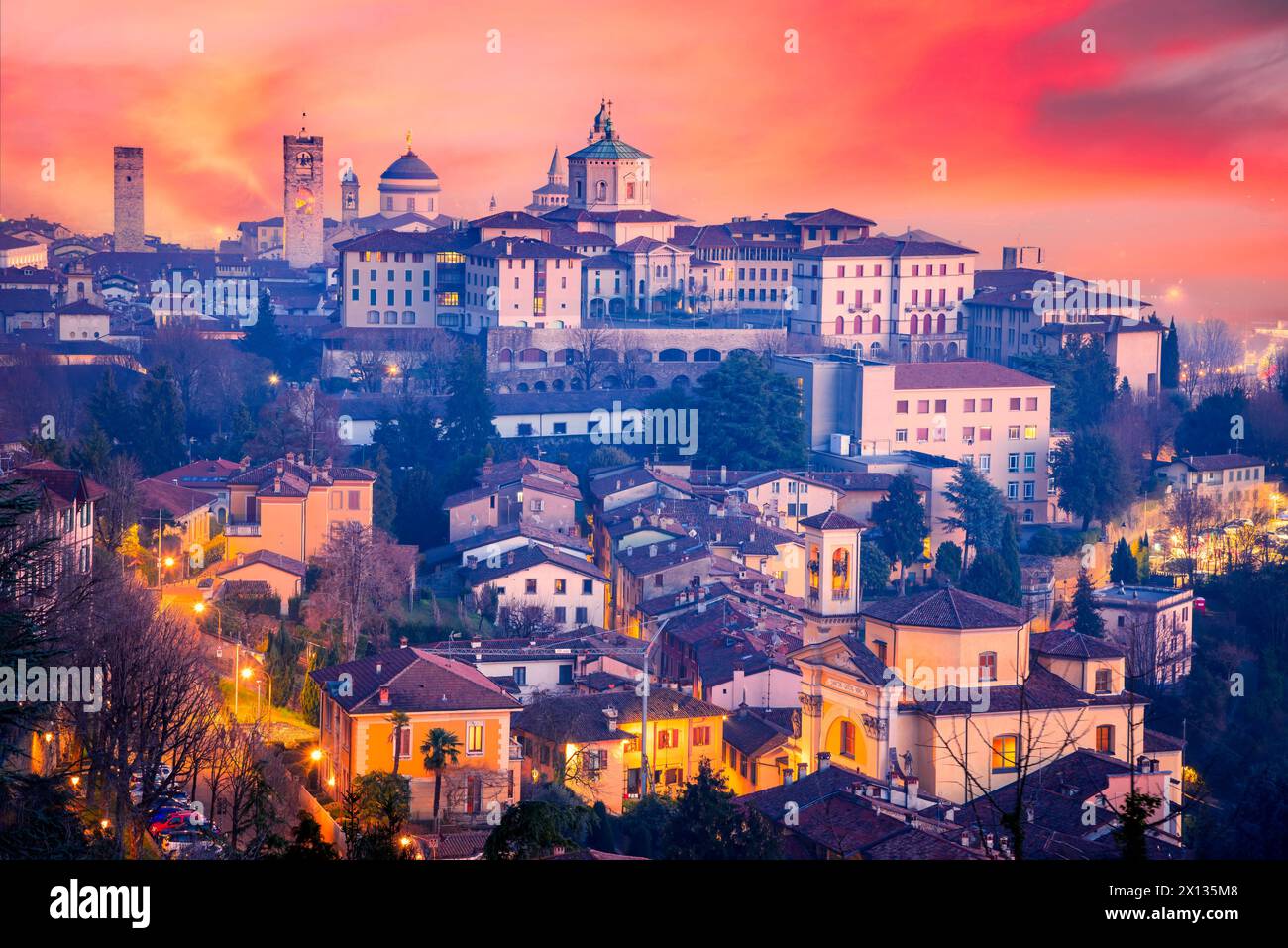Bergamo, Italia - Vista aerea colorata al tramonto città alta, splendida città storica lombarda al crepuscolo Foto Stock
