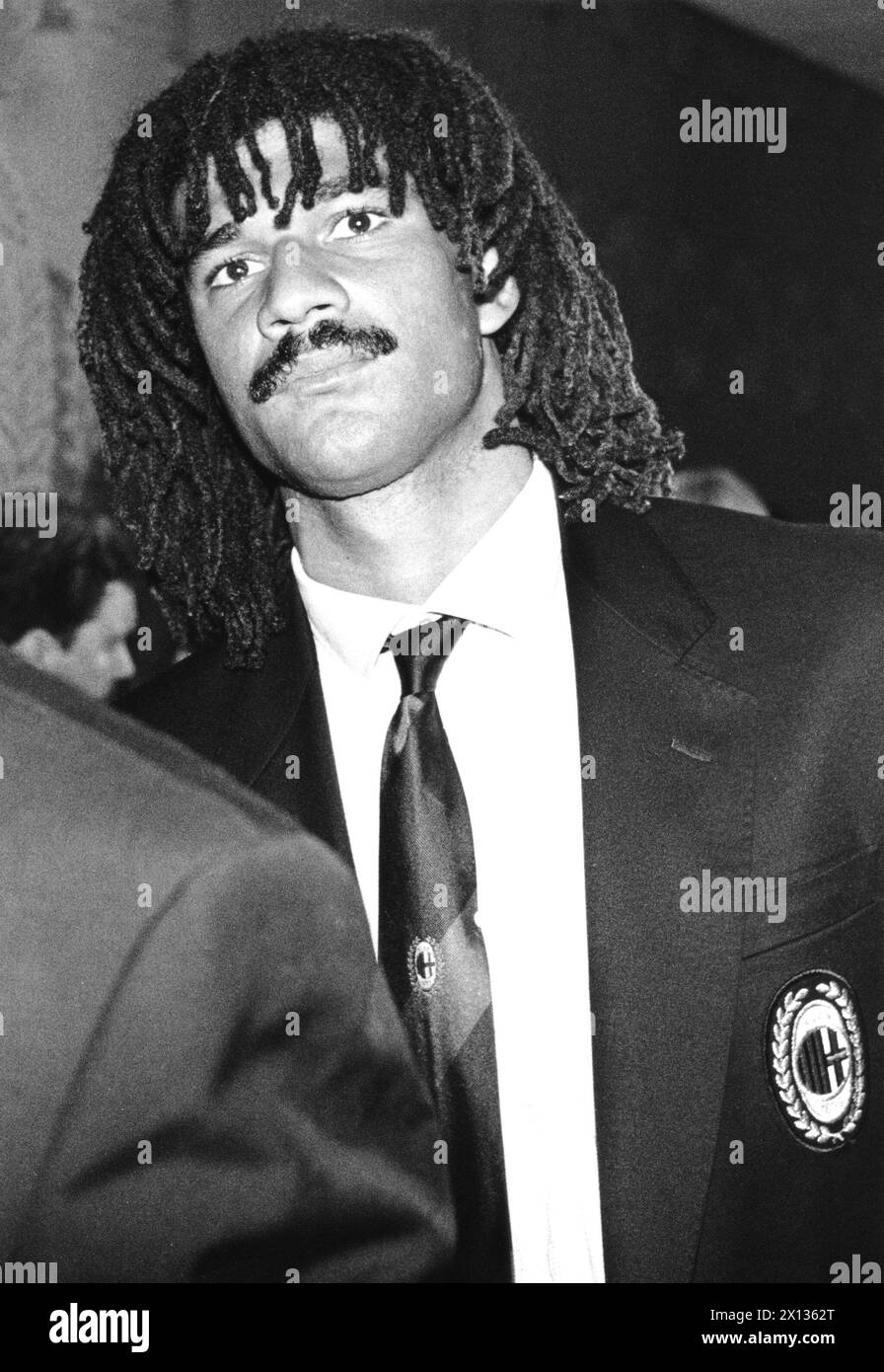 Vienna il 22 maggio 1990: Partita finale tra il Milan e il Benfica Lissabon nell'ambito della Coppa Europa. Nella foto: Il giocatore dell'AC Milan Ruud Gullit arriva all'aeroporto. - 19900522 PD0010 - Rechteinfo: Diritti gestiti (RM) Foto Stock