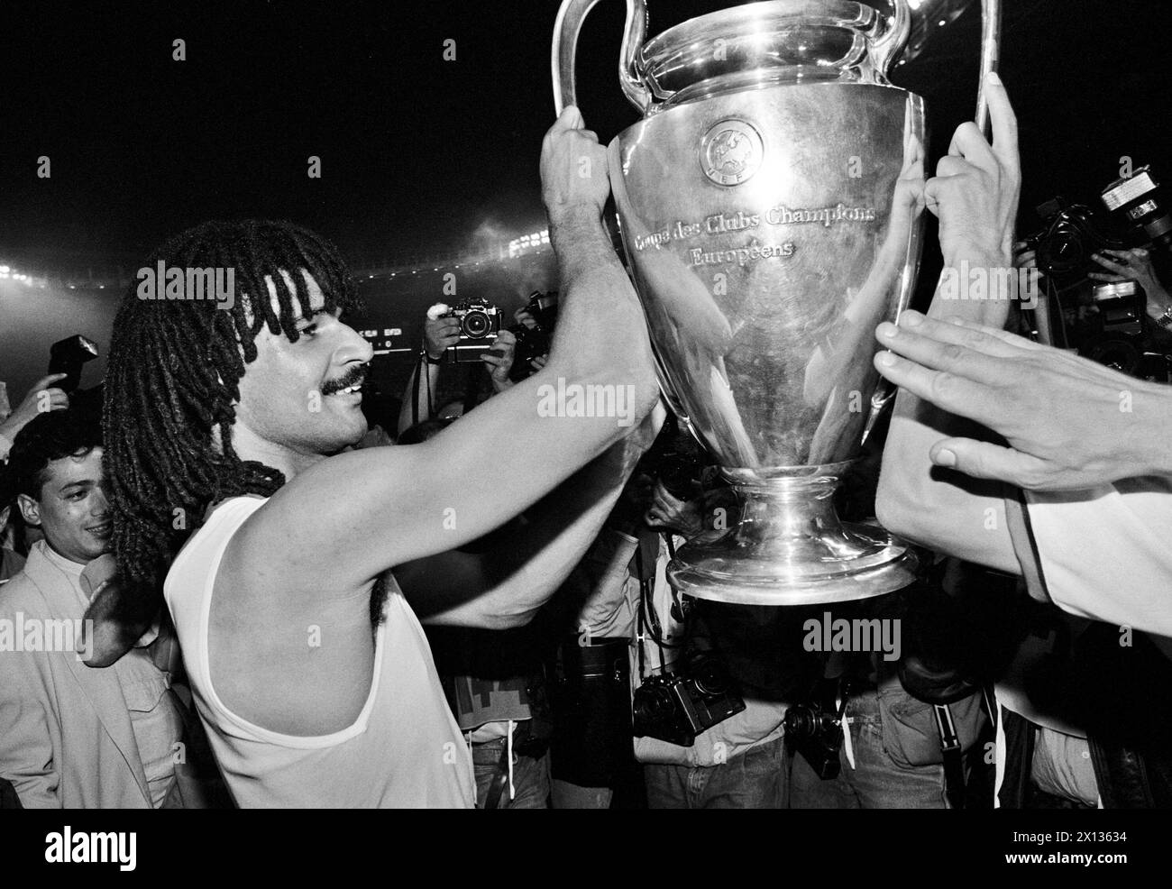 Vienna il 23 maggio 1990: Partita finale tra il Milan e il Benfica Lissabon nell'ambito della Coppa Europa. Nella foto: AC Milan CE l'ha fatta! Il trofeo è stato conquistato dalla stella milanese Ruud Gullit. - 19900523 PD0012 - Rechteinfo: Diritti gestiti (RM) Foto Stock