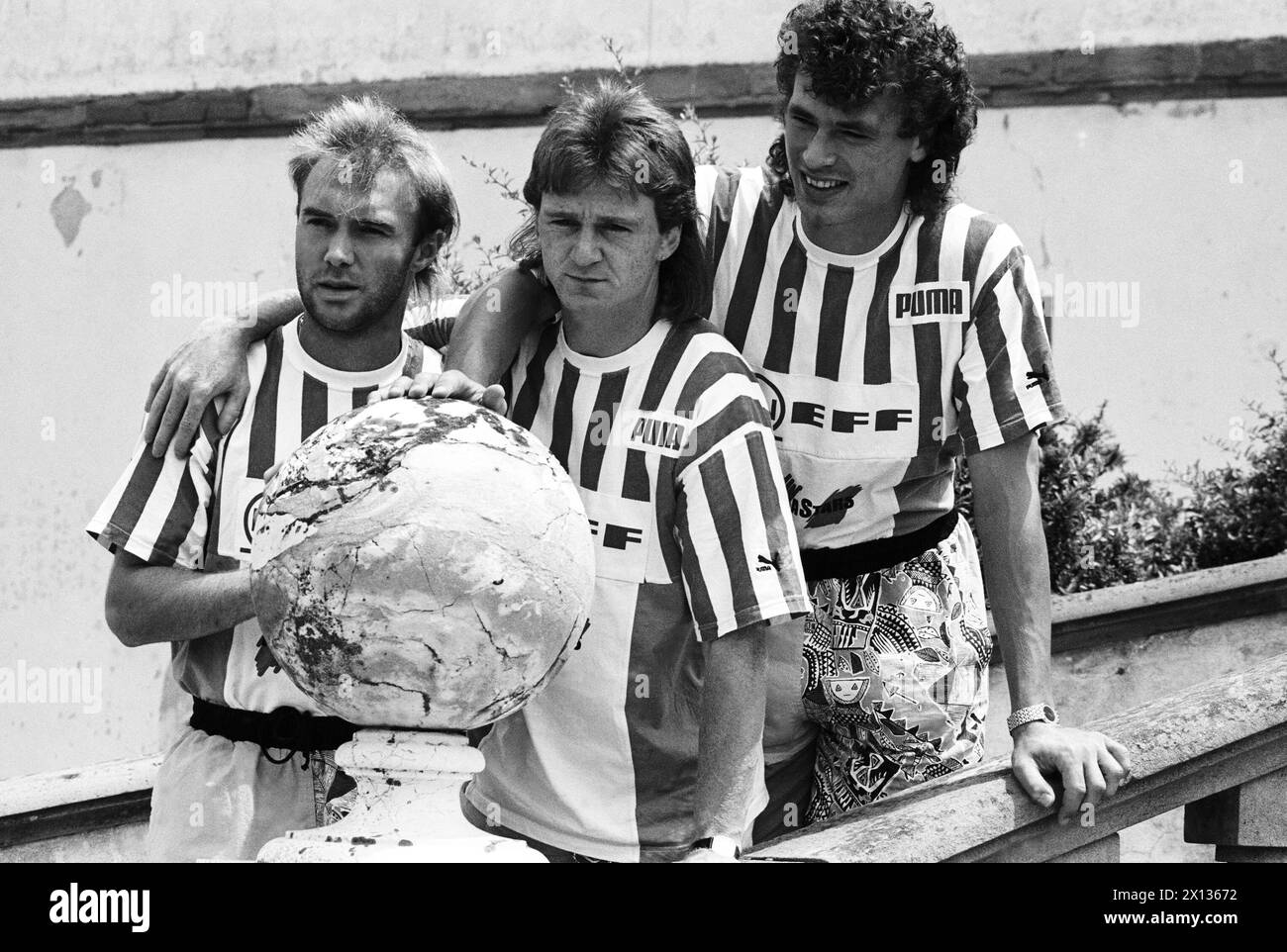 Campionato del mondo di calcio 1990: Gerhard Rodax, Andreas Ogris e Toni Polster della nazionale austriaca di calcio posa per fotografi a Artimino (Villa Medicea) il 18 giugno 1990. - 19900618 PD0006 - Rechteinfo: Diritti gestiti (RM) Foto Stock