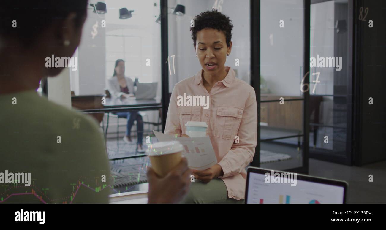 Immagine di numeri e simboli su diversi dipendenti aziendali in ufficio Foto Stock