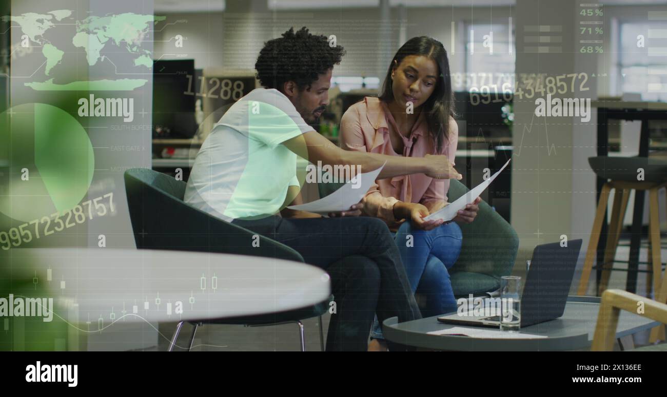 Questa immagine mostra un gruppo di professionisti che lavorano in un ufficio Foto Stock