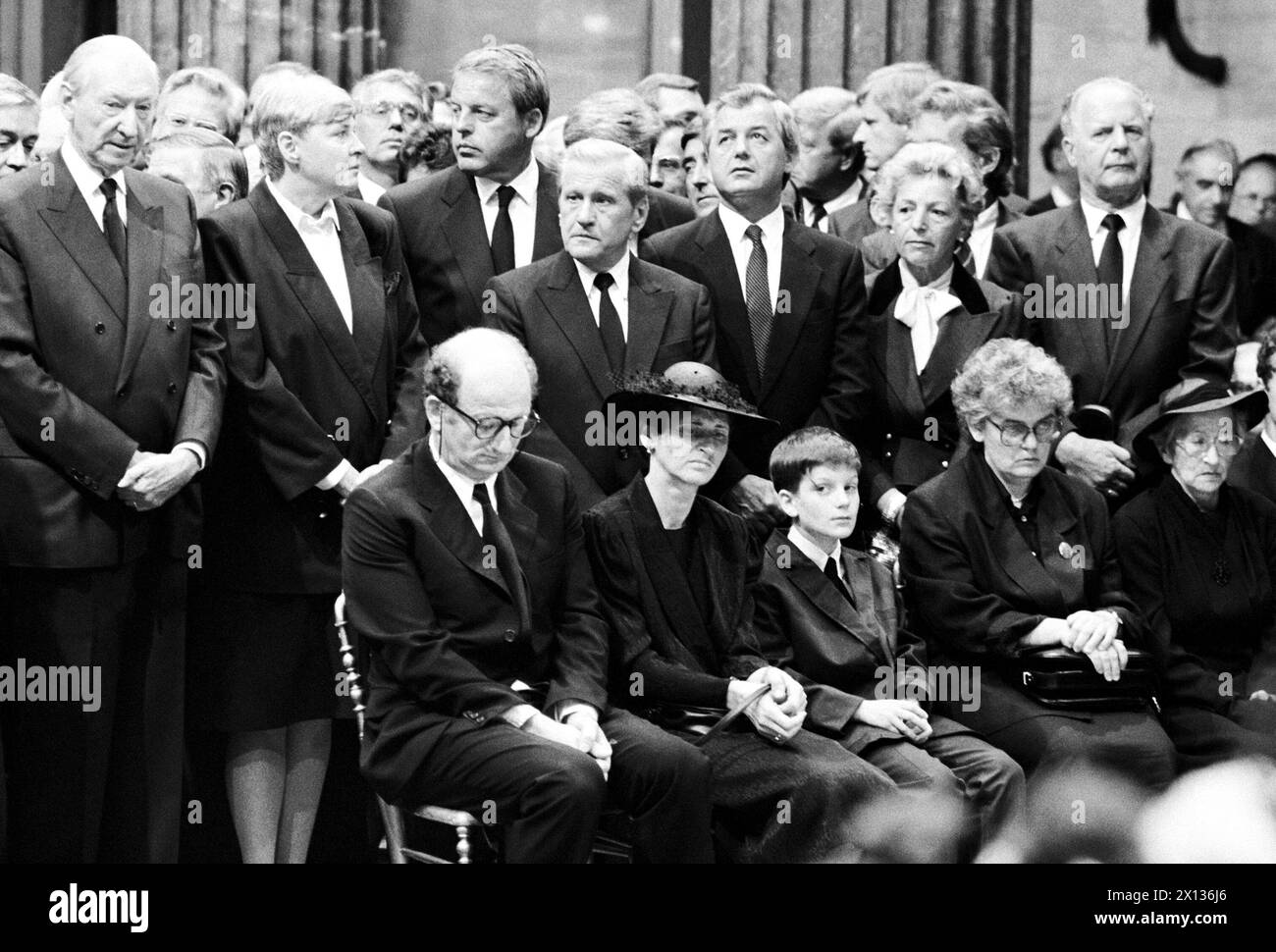 Vienna il 7 agosto 1990: Funerale di Stato per l'ex Cancelliere federale d'Austria Bruno Kreisky. Nella foto: (prima fila, F.l.T.r.) Peter Kreisky con la sorella Susanne e suo figlio (dietro di loro, F.l.T.r.) Presidente federale Kurt Waldheim, Segretario di Stato Johanna Dohnal, Cancelliere federale Franz Vranitzky, presidente del parlamento Rudolf Poeder, vice cancelliere Josef Riegler, presidente del parlamento Marga Hubinek e il Governatore del Tirolo, Alois Partl. - 19900807 PD0022 - Rechteinfo: Diritti gestiti (RM) Foto Stock