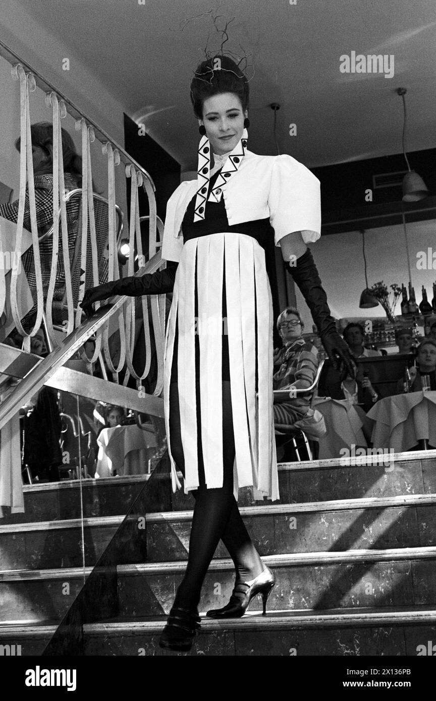 Vienna il 25 settembre 1990: La più grande sfilata di moda d'avanguardia d'Europa ha avuto luogo a Vienna a Hofburg. - 19900925 PD0005 - Rechteinfo: Diritti gestiti (RM) Foto Stock