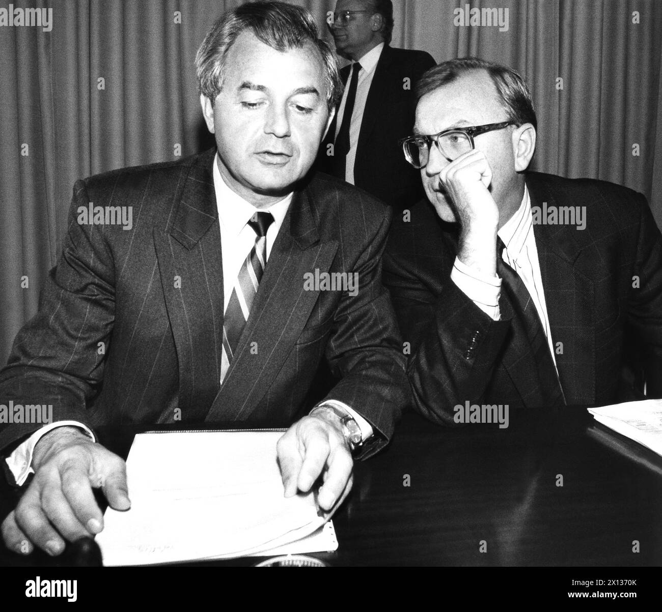 Vienna l'8 ottobre 1990: Incontro del Partito Popolare austriaco (OEVP) dopo le elezioni parlamentari. Nella foto: Il vicecancelliere Josef Riegler (l.) e il segretario generale dell'OEVP, Helmut Kukacka. - 19901008 PD0008 - Rechteinfo: Diritti gestiti (RM) Foto Stock