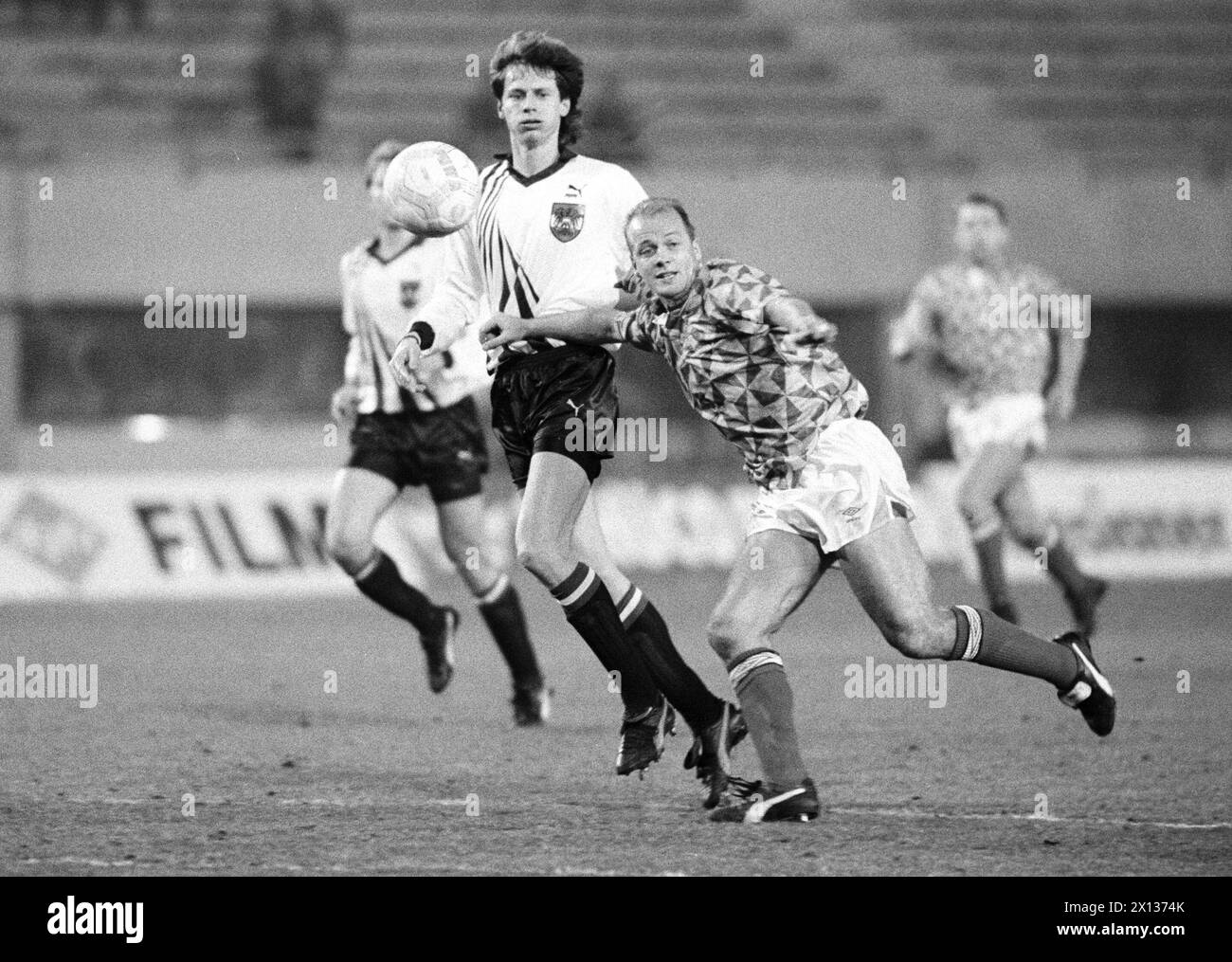 Vienna il 14 novembre 1990: Partita di qualificazione per la Coppa Europa tra Austria e Irlanda del Nord. Nella foto: Peter Schoettel (l., Ausria) e Colin Clarke. - 19901114 PD0013 - Rechteinfo: Diritti gestiti (RM) Foto Stock