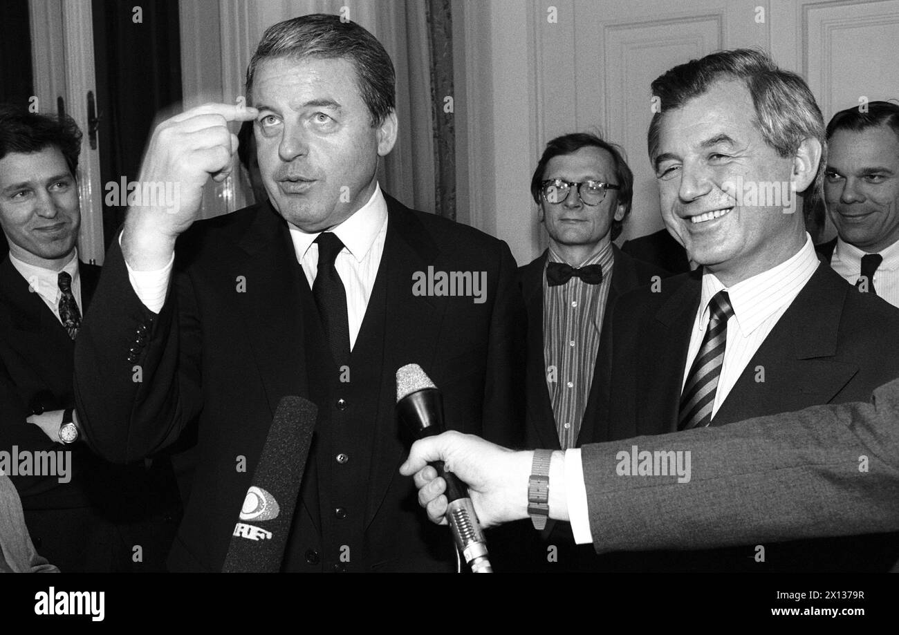 Vienna il 12 dicembre 1990: Il Cancelliere federale Franz Vranitzky (l.) e il suo vice Josef Riegler (r.) dopo i negoziati di coalizione. - 19901212 PD0007 - Rechteinfo: Diritti gestiti (RM) Foto Stock