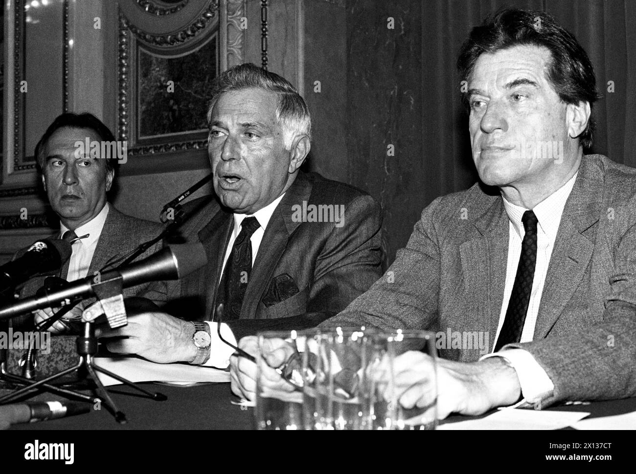 Vienna il 9 gennaio 1991: La direzione designata dell'Opera di Stato di Vienna tiene una conferenza stampa sulla concezione del repertorio per il 1991/92. Nella foto (F.l.T.r.): Direttore musicale Claudio Abbado, segretario generale Ioan Holender e direttore Eberhard Waechter. - 19910109 PD0016 - Rechteinfo: Diritti gestiti (RM) Foto Stock