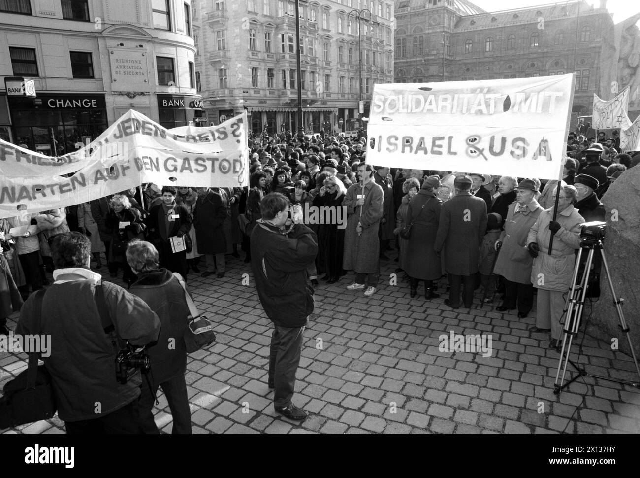 Vienna il 25 gennaio 1991: Manifestazione della Comunità ebraica di Vienna al memoriale antifascista di fronte all'Albertina. Circa 500 persone hanno mostrato la loro solidarietà con Israele. - 19910125 PD0005 - Rechteinfo: Diritti gestiti (RM) Foto Stock