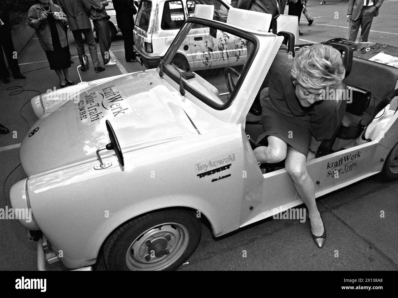 Inaugurazione della "settimana solare" a Vienna il 21 giugno 1991: Il ministro austriaco per l'ambiente Ruth Feldgrill-Zankel esce da una "Trabi a energia solare". - 19910621 PD0003 - Rechteinfo: Diritti gestiti (RM) Foto Stock
