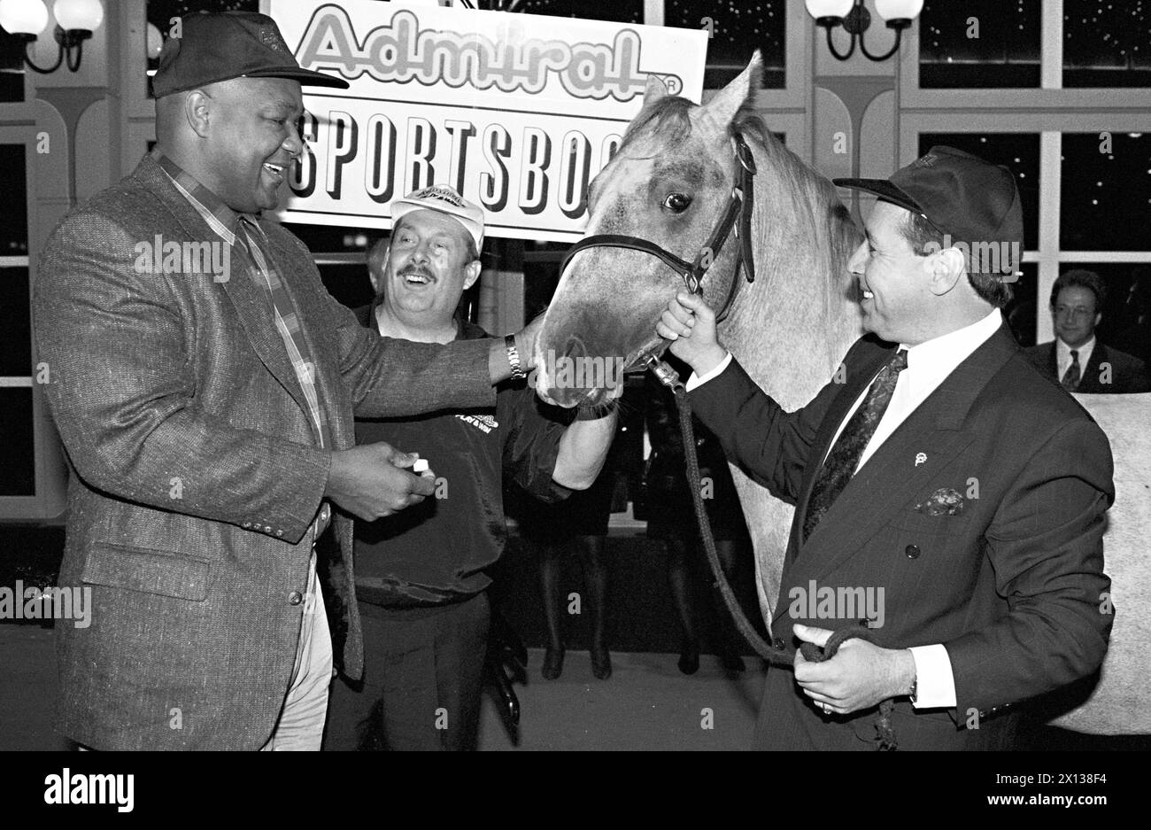 Vienna il 20 settembre 1991: Walter Grubmueller (Starline Admiral Sportsbook) donò un cavallo Lippizaner al pugile George Foreman. - 19910920 PD0010 - Rechteinfo: Diritti gestiti (RM) Foto Stock