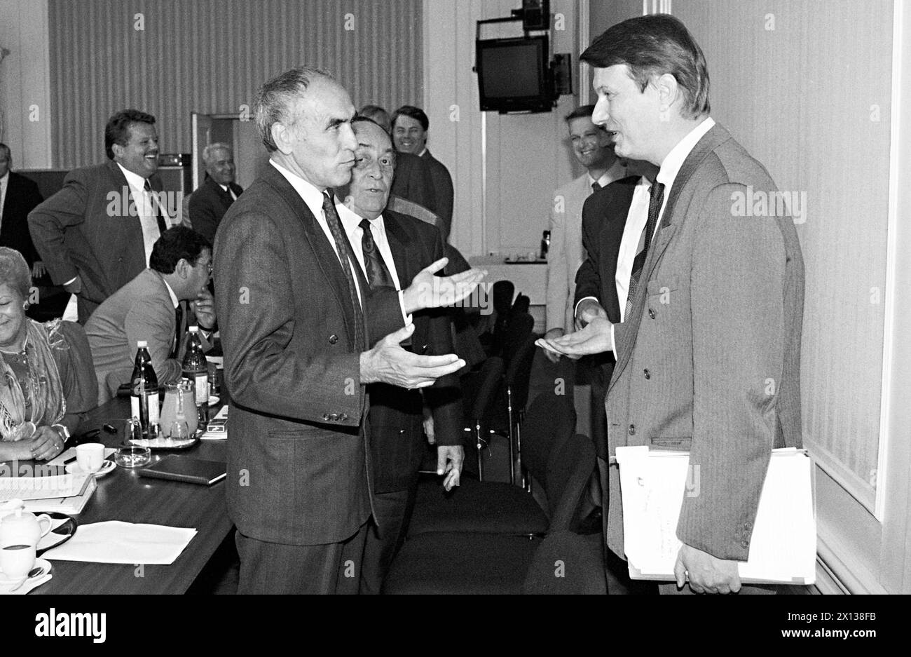 Vienna il 18 settembre 1991: Prossimo ciclo di negoziati tra gli insegnanti e Peter Kostelka, Segretario di Stato per i funzionari pubblici. Nella foto: Kostelka (r.) e Siegfried Dohr (l.), presidente della riunione per i servizi pubblici. - 19910918 PD0002 - Rechteinfo: Diritti gestiti (RM) Foto Stock