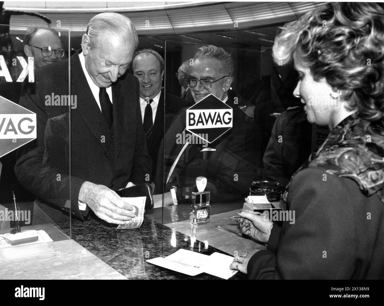 il presidente austriaco Kurt Waldheim visita una filiale della banca BAWAK a Vienna in occasione della giornata mondiale del risparmio il 31 ottobre 1991. Sullo sfondo della foto (F.l.T.r.): Segretario di stato Stummvoll Guenther, presidente della camera di commercio austriaca Leopold Maderthaner, direttore generale della BAWAG Walter Floettl. - 19911031 PD0006 - Rechteinfo: Diritti gestiti (RM) Foto Stock