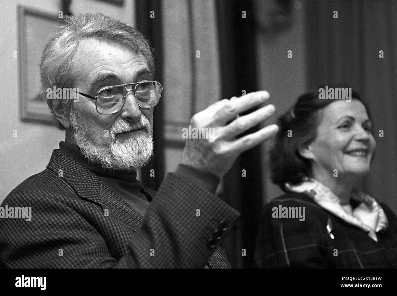 Il 18 dicembre 1991 l'autore britannico James Saunders ha tenuto una conferenza stampa in occasione della prima in lingua tedesca della sua opera teatrale "Making IT Better in the Theatre Josefstadt" di Vienna. Nella foto accanto a Saunders (l.), Annemarie Dueringer (R.), che dirige la commedia. - 19911218 PD0003 - Rechteinfo: Diritti gestiti (RM) Foto Stock