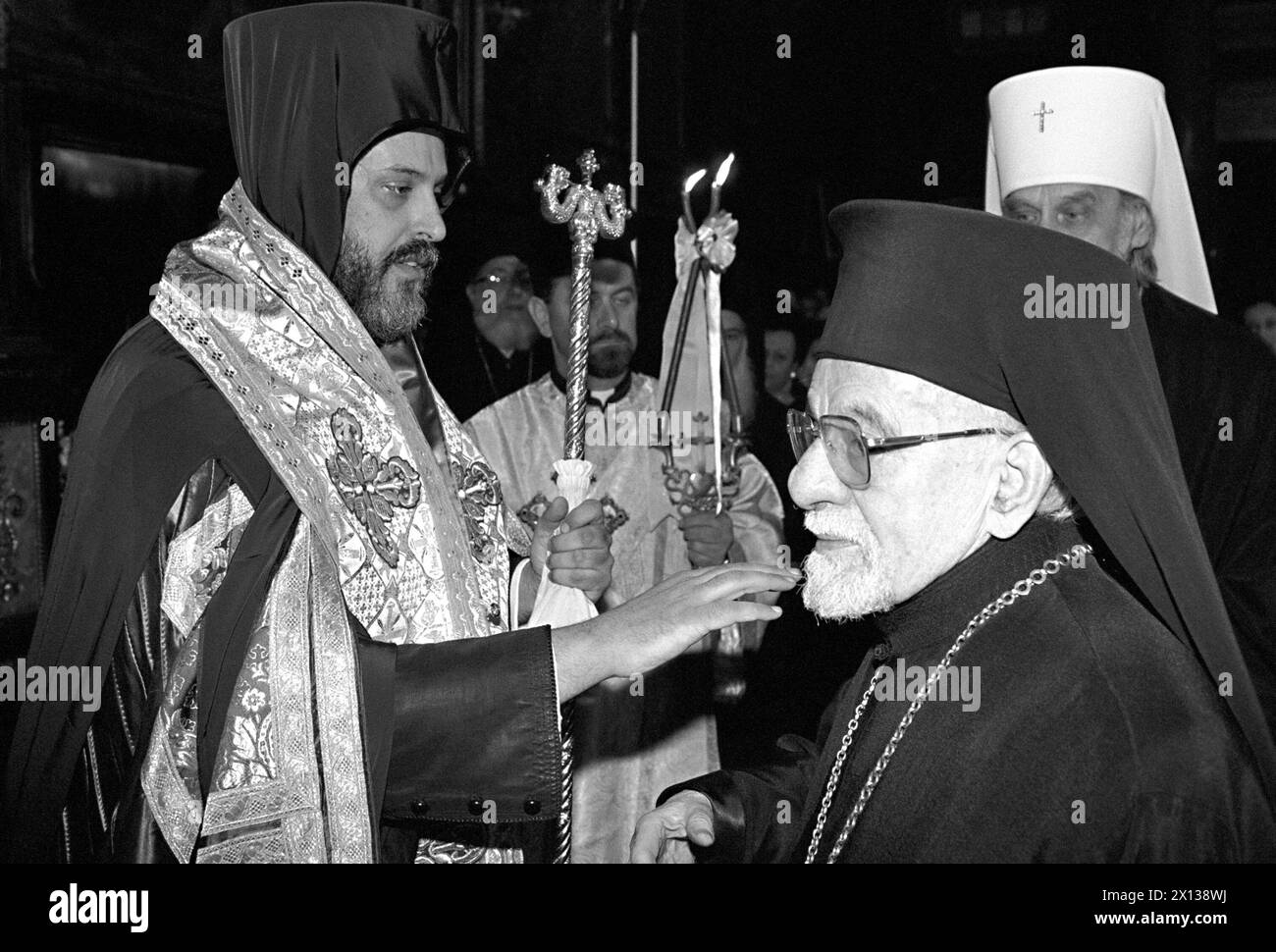 Il 15 dicembre 1991 il nuovo vescovo metropolita greco-ortodosso d'Austria, l'arcivescovo Michael Staikos, viene solennemente intronizzato in una cerimonia di due ore. Nella foto: Mons. Staikos (l.) e il metropolita uscente Chrysostomos Tsiter (R.) di 88 anni a Vienna. - 19911215 PD0005 - Rechteinfo: Diritti gestiti (RM) Foto Stock