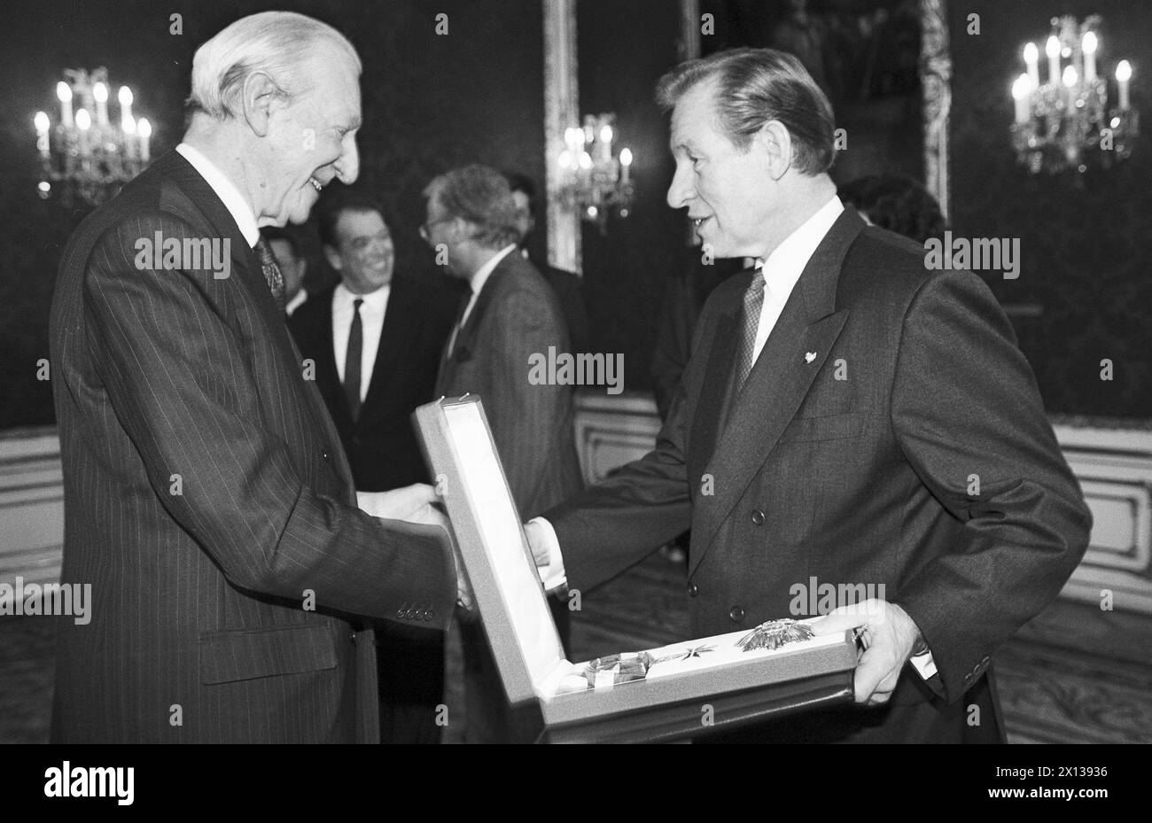 Il governatore della Stiria Josef Krainer (r) ricevette la "Große goldene Ehrenzeichen am bande für Verdienste um die Republik Österreich" (grande medaglia d'oro per i meriti della repubblica austriaca) dal presidente austriaco Kurt Waldheim (l) il 20 marzo 1992 a Vienna. - 19920320 PD0005 - Rechteinfo: Diritti gestiti (RM) Foto Stock