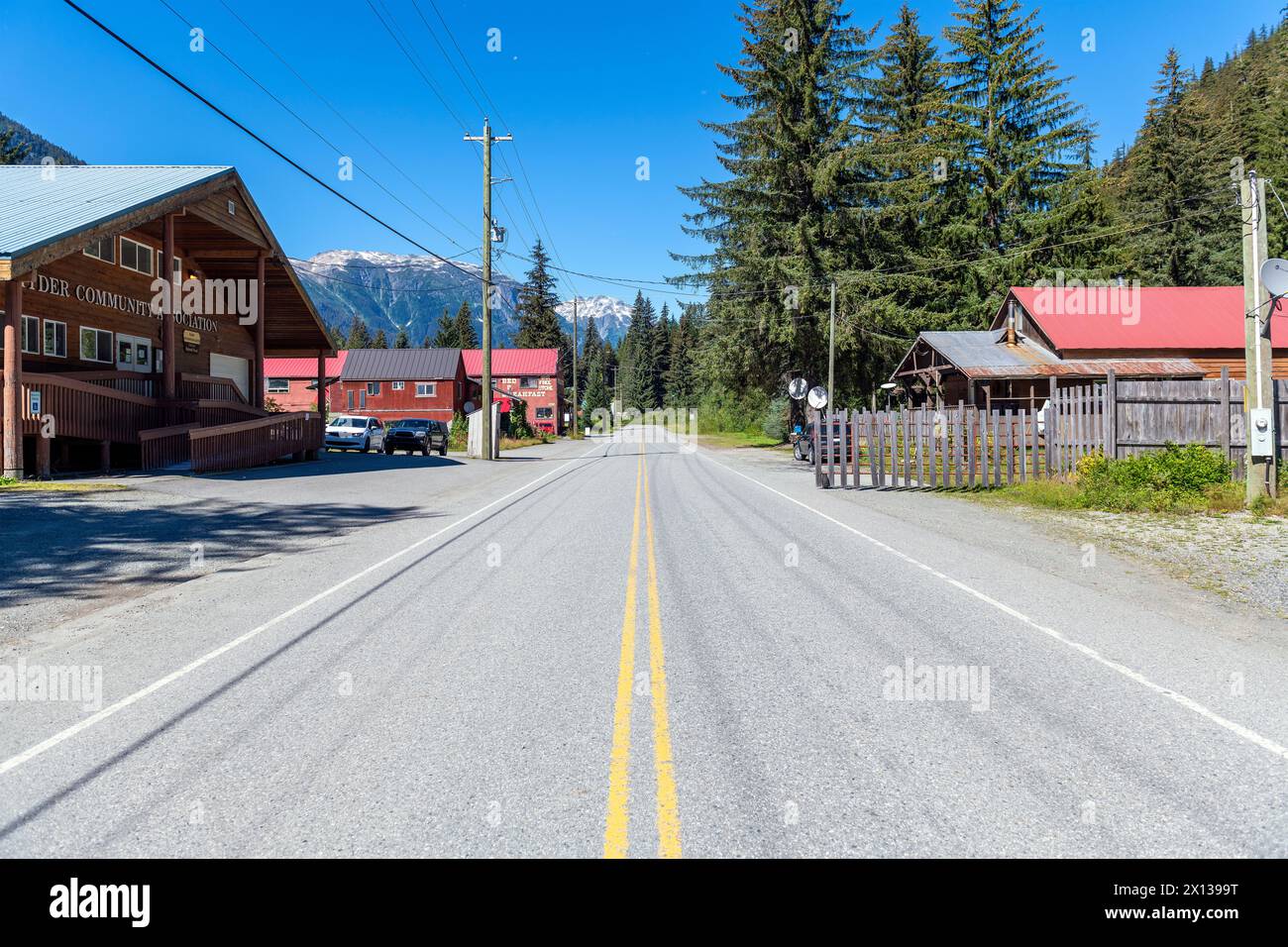 Cassiar Highway attraverso la città fantasma di Hyder, la foresta nazionale di Tongass, Alaska, Stati Uniti. Foto Stock