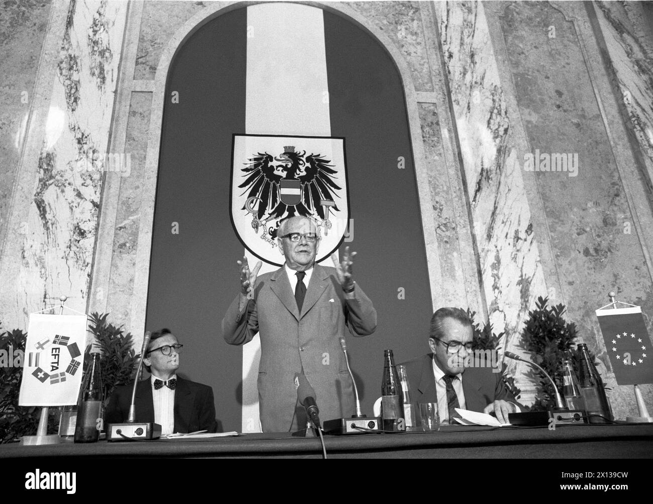 Nel 24.06.1992 si tenne un atto cerimoniale presso il ministero dell'economia di Vienna. Il segretario di Stato per il commercio e l'industria, Wolfgang Schüssel (l.), l'ex vice cancelliere e segretario al commercio Fritz Bock (m.) e il segretario agli esteri Alois Mock (r.) hanno partecipato alla cerimonia. - 19920624 PD0008 - Rechteinfo: Diritti gestiti (RM) Foto Stock