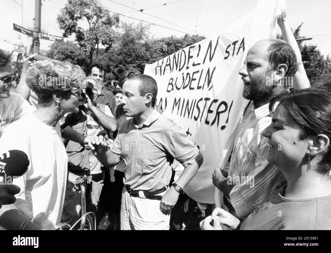 Il ministro dell'ambiente Ruth Feldgrill-Zankel ha affrontato Peter Pilz (C) e Thomas Chorherr (R), membri del Partito Verde, il 29.07.1992 durante una protesta a Vienna. - 19920729 PD0004 - Rechteinfo: Diritti gestiti (RM) Foto Stock