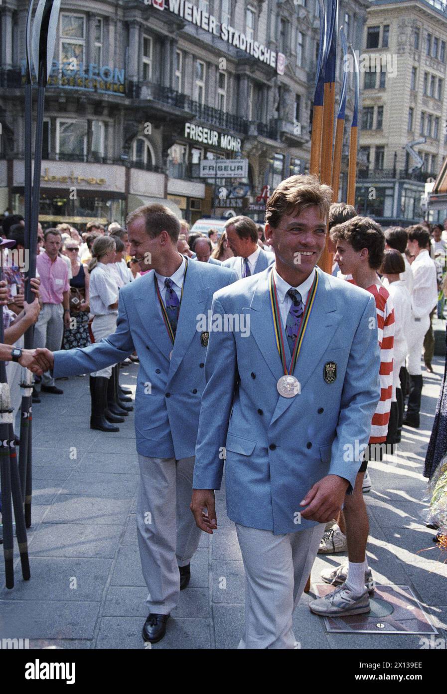 Accettazione olimpica in piazza Stephans Viennese il 10 agosto 1992. Foto: Christoph Zerbst (davanti) e Arnold Jonke. - 19920810 PD0007 - Rechteinfo: Diritti gestiti (RM) Foto Stock