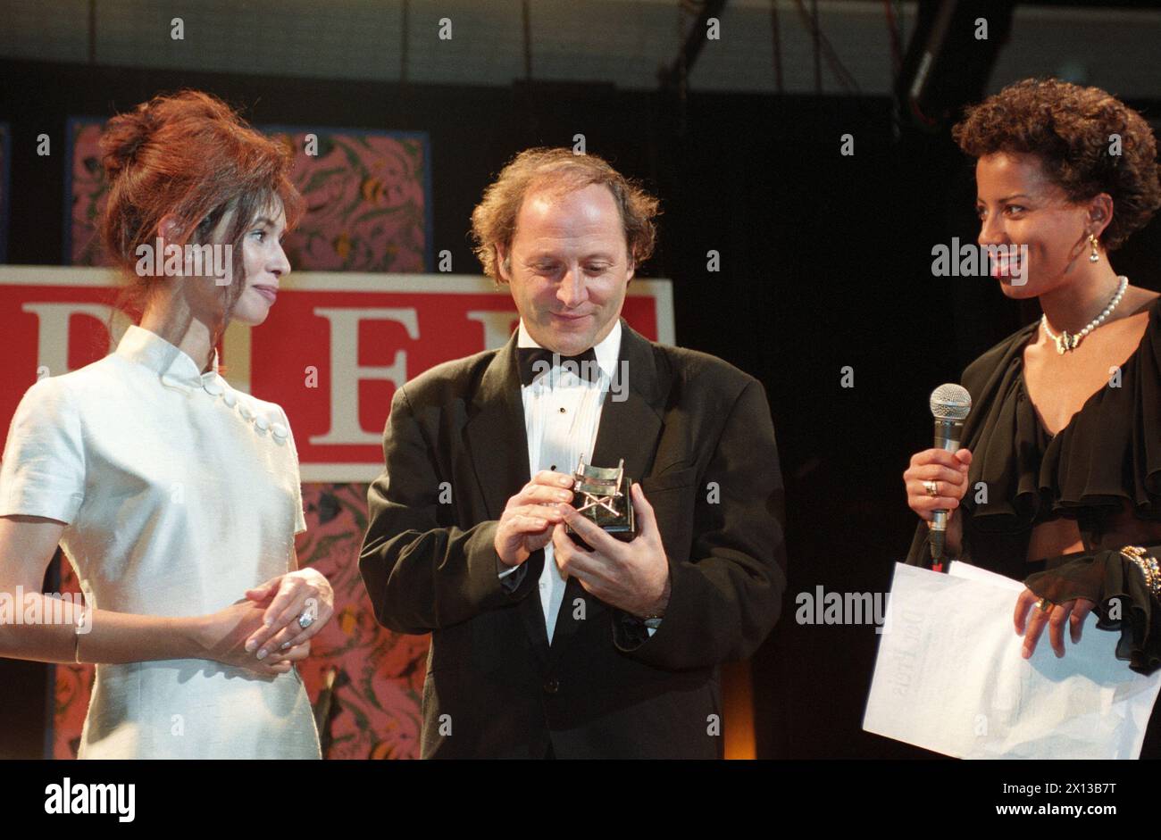 (f.l.T.r.): Sophie Renoir, Robert Dornhelm (con il Billy Wilder Award) e Arabella al "First Viennese Film Ball" il 23 ottobre 1993 a Vienna. - 19931023 PD0006 - Rechteinfo: Diritti gestiti (RM) Foto Stock