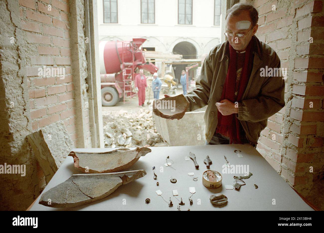 Vienna il 3 febbraio 1994: Durante gli scavi al Palais Harrach fu trovato un campo militare romano, probabilmente il più antico della zona del Danubio. Nella foto: Ortolf Harl offre una visita guidata alla stampa. - 19940203 PD0010 - Rechteinfo: Diritti gestiti (RM) Foto Stock