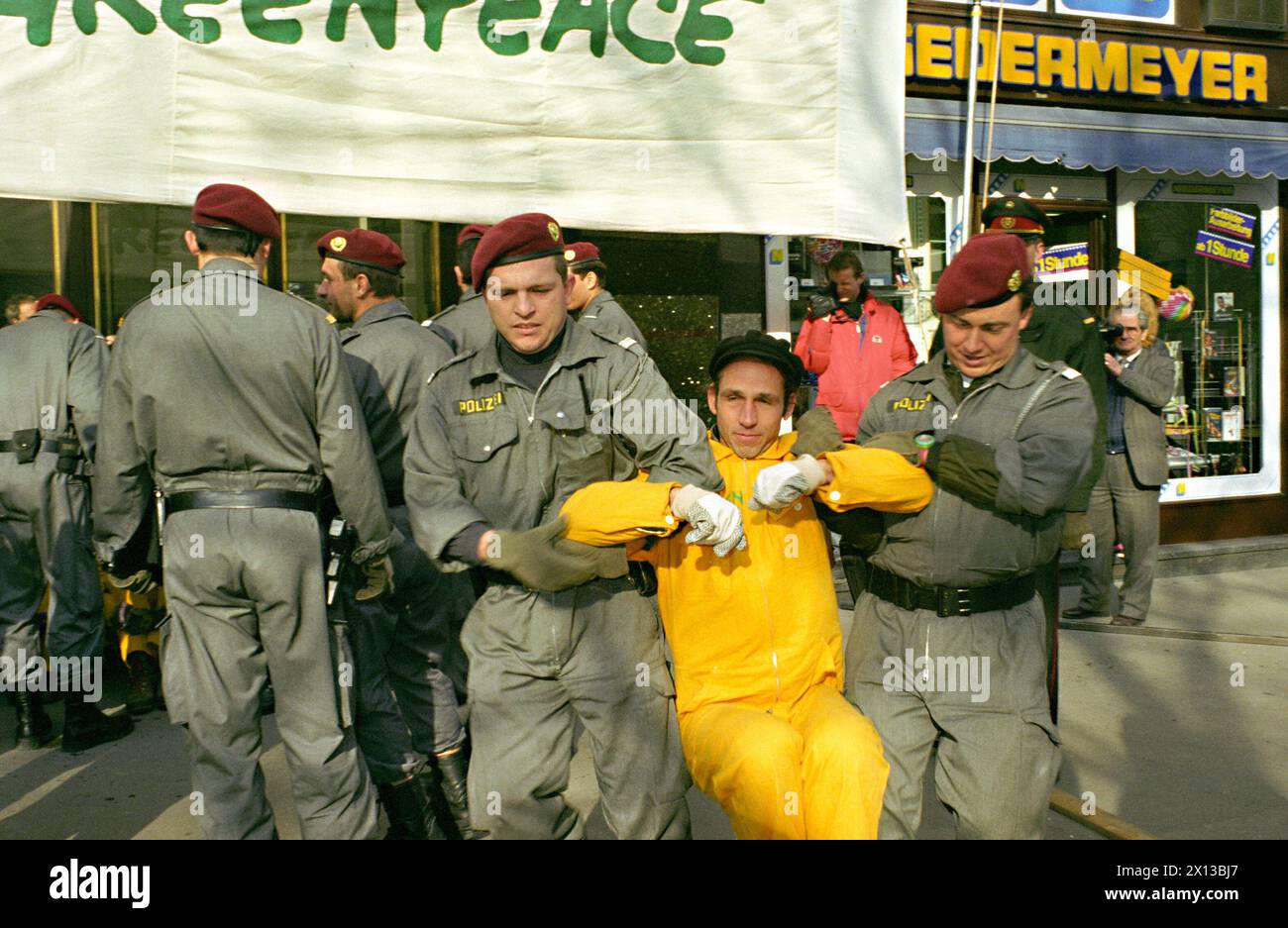 Dimostrazione di Greenpeace davanti all'ambasciata canadese a Vienna il 10 febbraio 1994. Protestano contro la causa dell'attivista di greenpeace Wolfgang Pekny, che era stato arrestato nella Columbia Britannica durante un blocco. - 19940210 PD0014 - Rechteinfo: Diritti gestiti (RM) Foto Stock