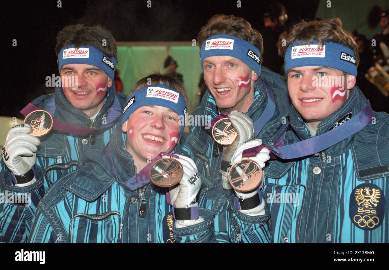 Giochi olimpici invernali a Lillehamer 1994: (l-r) Stefan Horngacher, Andreas Goldberger, Heinz Kuttin e Christian Moser presentano con orgoglio le loro medaglie bronz vinte ai 120 m di salto con gli sci, catturati il 23 febbraio 1994. - 19940223 PD0010 - Rechteinfo: Diritti gestiti (RM) Foto Stock