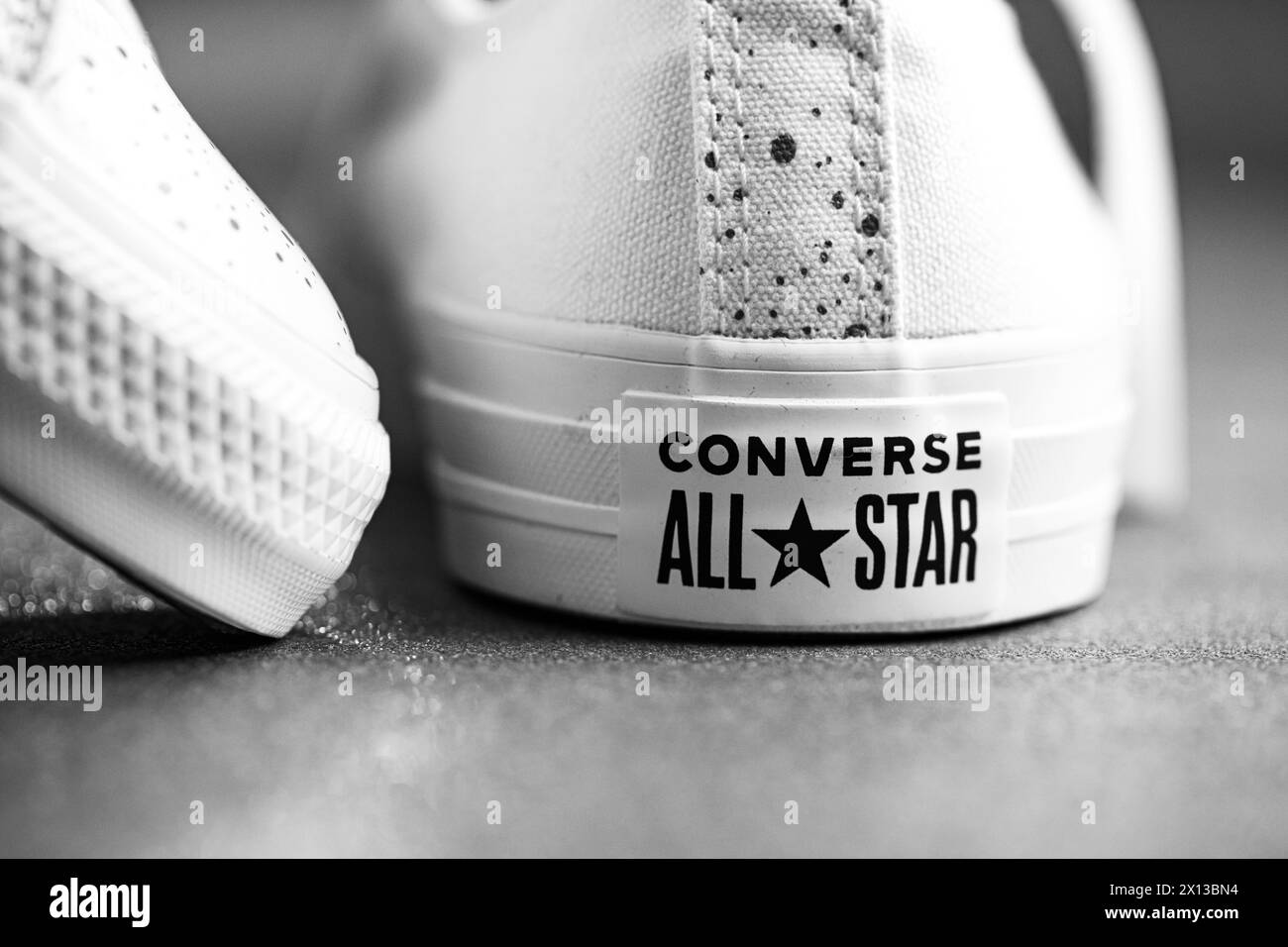 Leopoli, Ucraina - 14 aprile 2024: Scarpe White Converse All Star Foto Stock