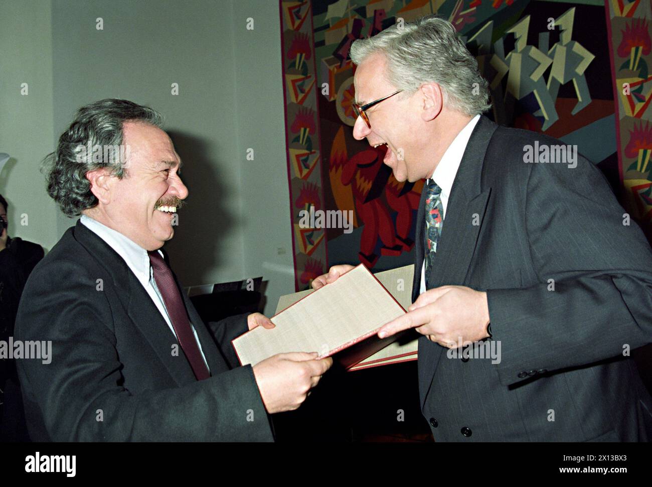 Vienna il 1° marzo 1994: Il vice cancelliere austriaco Erhard Busek consegna il "Premio Oskar Kokoschka 1994" all'artista greco Jannis Kounellis (l.). - 19940301 PD0013 - Rechteinfo: Diritti gestiti (RM) Foto Stock